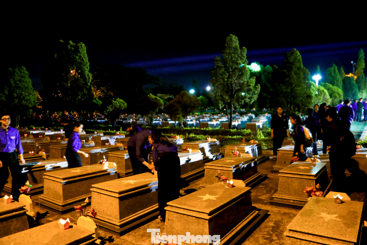 Anh Bùi Minh Tuấn - Ủy viên Ban Thường vụ, Trưởng Ban Tổ chức - Kiểm tra Trung ương Đoàn cùng các đại biểu, tình nguyện viên thắp hương các phần mộ liệt sĩ.