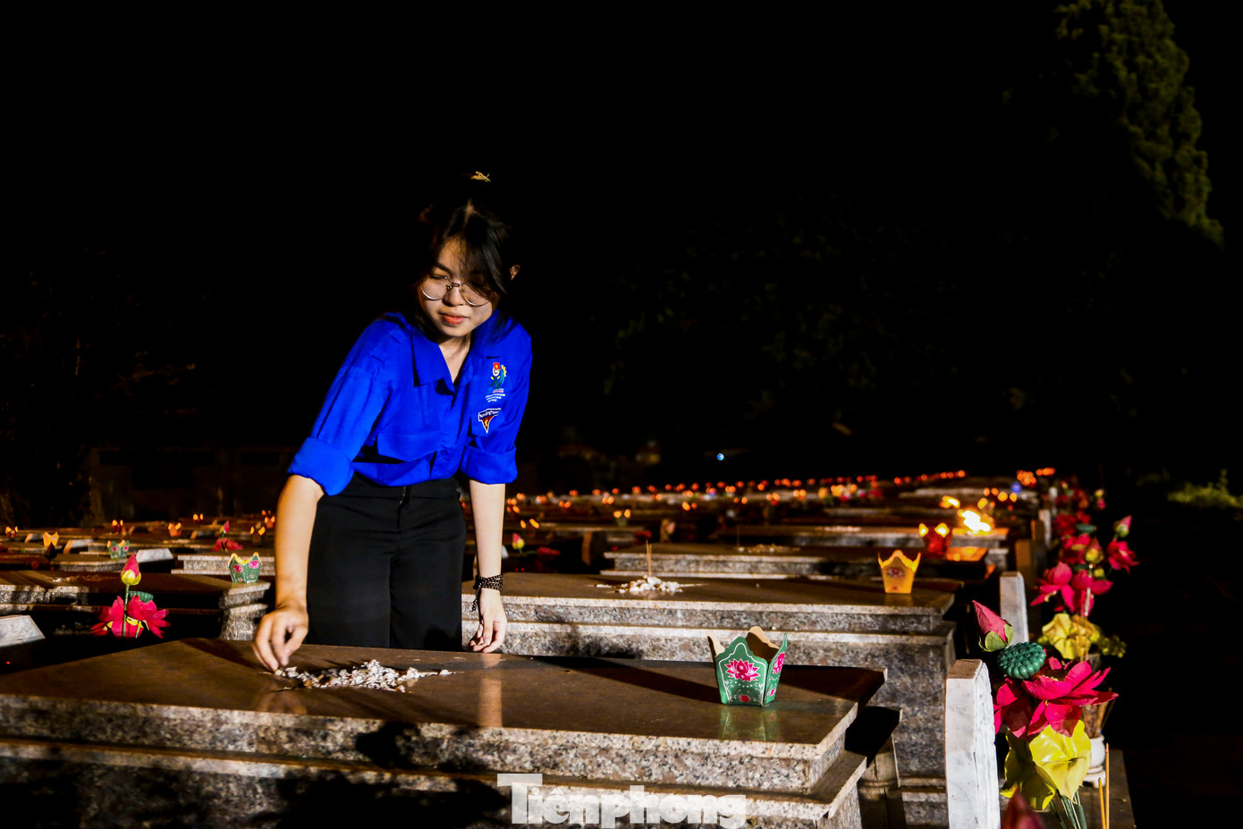 Ngàn ngọn nến tri ân đã được các tình nguyện viên chuẩn bị và thắp sáng trên các phần mộ liệt sĩ, tưởng nhớ đến những hy sinh to lớn của các thế hệ ông cha đã chiến đấu, bảo vệ nền độc lập của dân tộc.