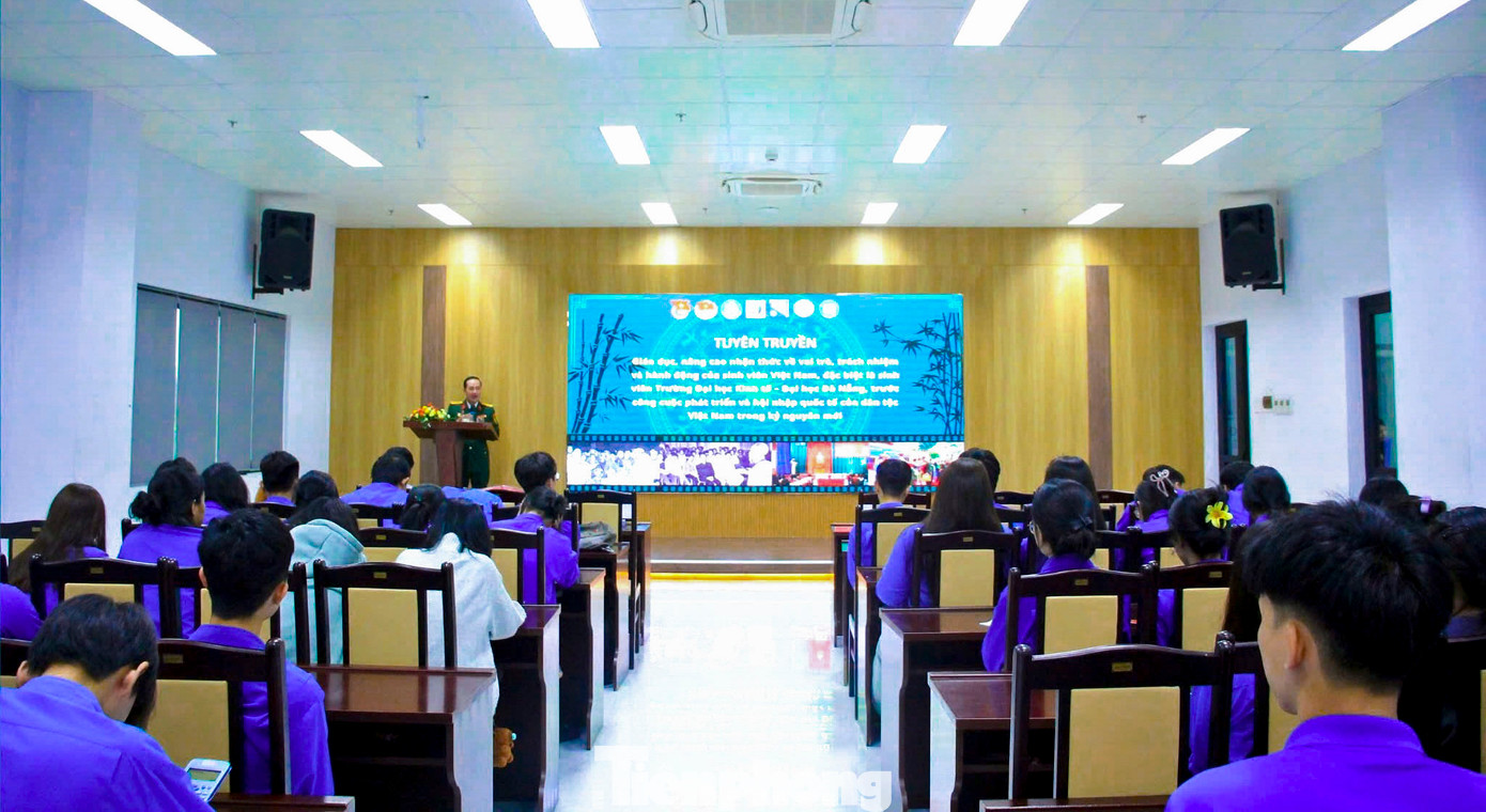 CLB Lý luận trẻ trường ĐH Kinh tế Đà Nẵng thường xuyên tổ chức các hoạt động nâng cao bản lĩnh chính trị cho đoàn viên thanh niên. CLB Lý luận trẻ trường ĐH Kinh tế Đà Nẵng thường xuyên tổ chức các hoạt động nâng cao bản lĩnh chính trị cho đoàn viên thanh niên.