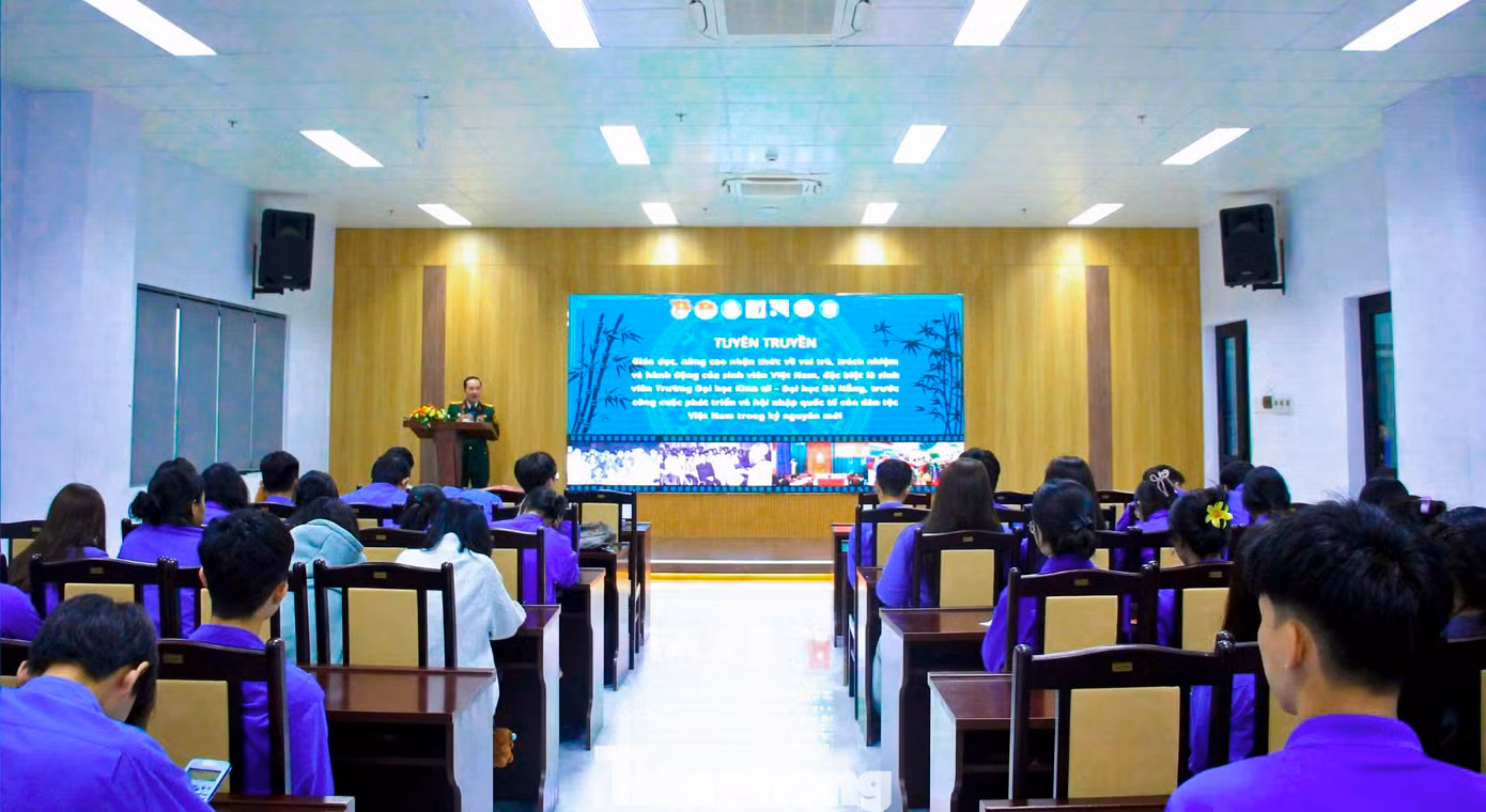 CLB Lý luận trẻ trường ĐH Kinh tế Đà Nẵng thường xuyên tổ chức các hoạt động nâng cao bản lĩnh chính trị cho đoàn viên thanh niên.