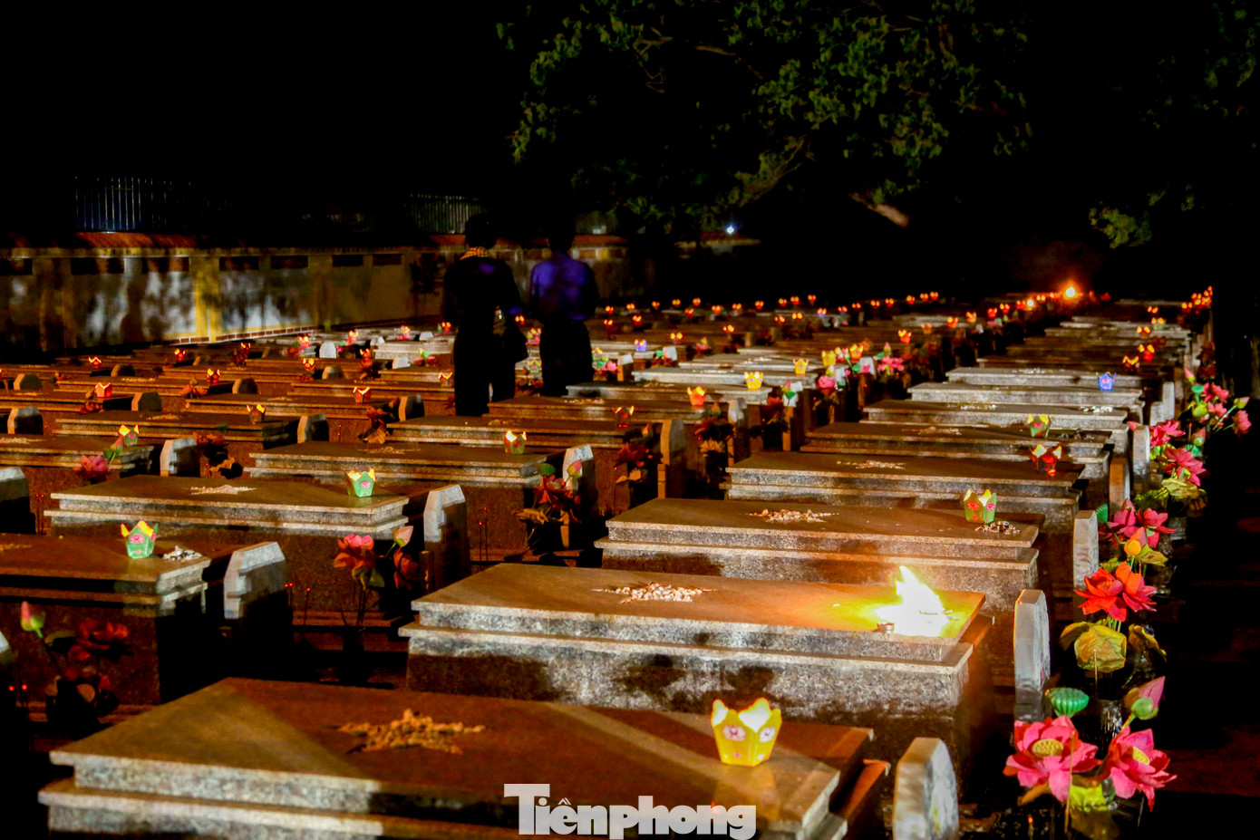 Ngàn ngọn nến tri ân đã được các tình nguyện viên chuẩn bị và thắp sáng trên các phần mộ liệt sĩ, tưởng nhớ đến những hy sinh to lớn của các thế hệ ông cha đã chiến đấu, bảo vệ nền độc lập của dân tộc.
