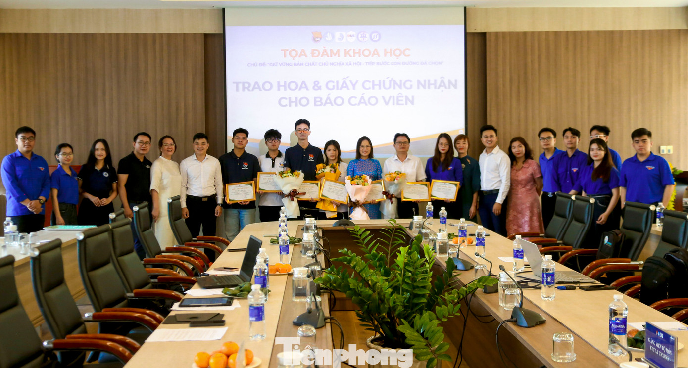 Chương trình tọa đàm diễn ra tại Trường ĐH Kinh tế với chủ đề "giữ vững bản chất Chủ nghĩa xã hội - Tiếp bước con đường đã chọn". Chương trình tọa đàm diễn ra tại Trường ĐH Kinh tế với chủ đề "giữ vững bản chất Chủ nghĩa xã hội - Tiếp bước con đường đã chọn".