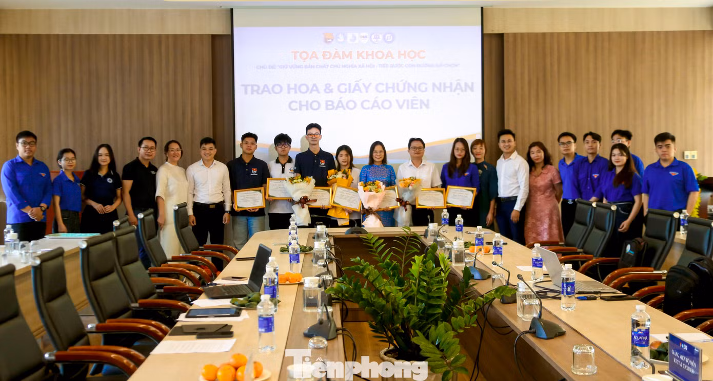 Chương trình tọa đàm diễn ra tại Trường ĐH Kinh tế với chủ đề "giữ vững bản chất Chủ nghĩa xã hội - Tiếp bước con đường đã chọn".