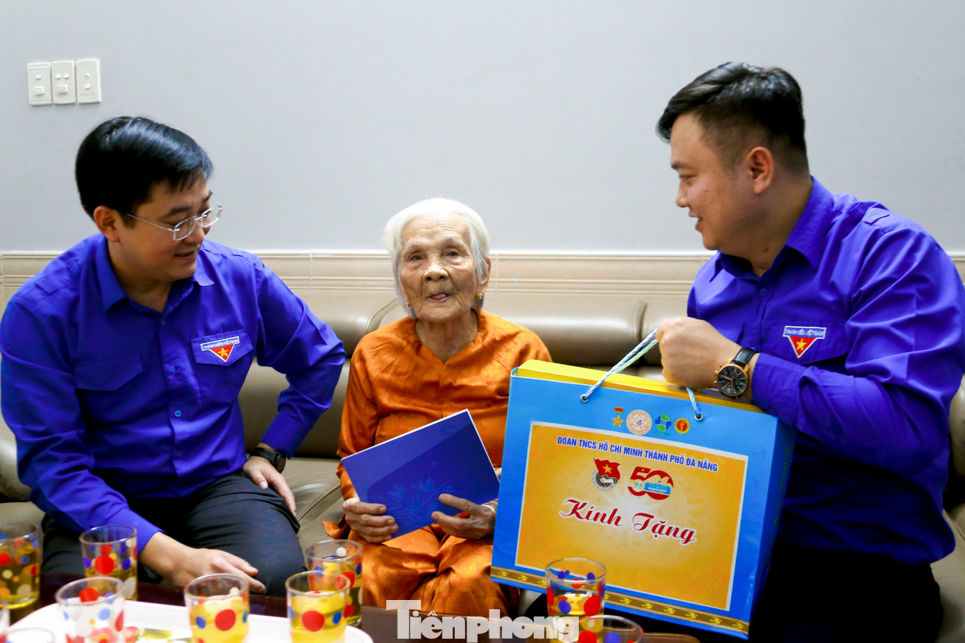 Tại buổi thăm hỏi, Mẹ Việt Nam anh hùng Phan Thị Trinh và Mẹ Nguyễn Thị Sự bày tỏ sự xúc động khi nhận được sự quan tâm, động viên từ đoàn công tác. Các Mẹ chia sẻ niềm vui và sự ấm lòng khi vẫn luôn được thế hệ trẻ tri ân, ghi nhớ những hy sinh to lớn của gia đình trong sự nghiệp đấu tranh giành độc lập dân tộc.