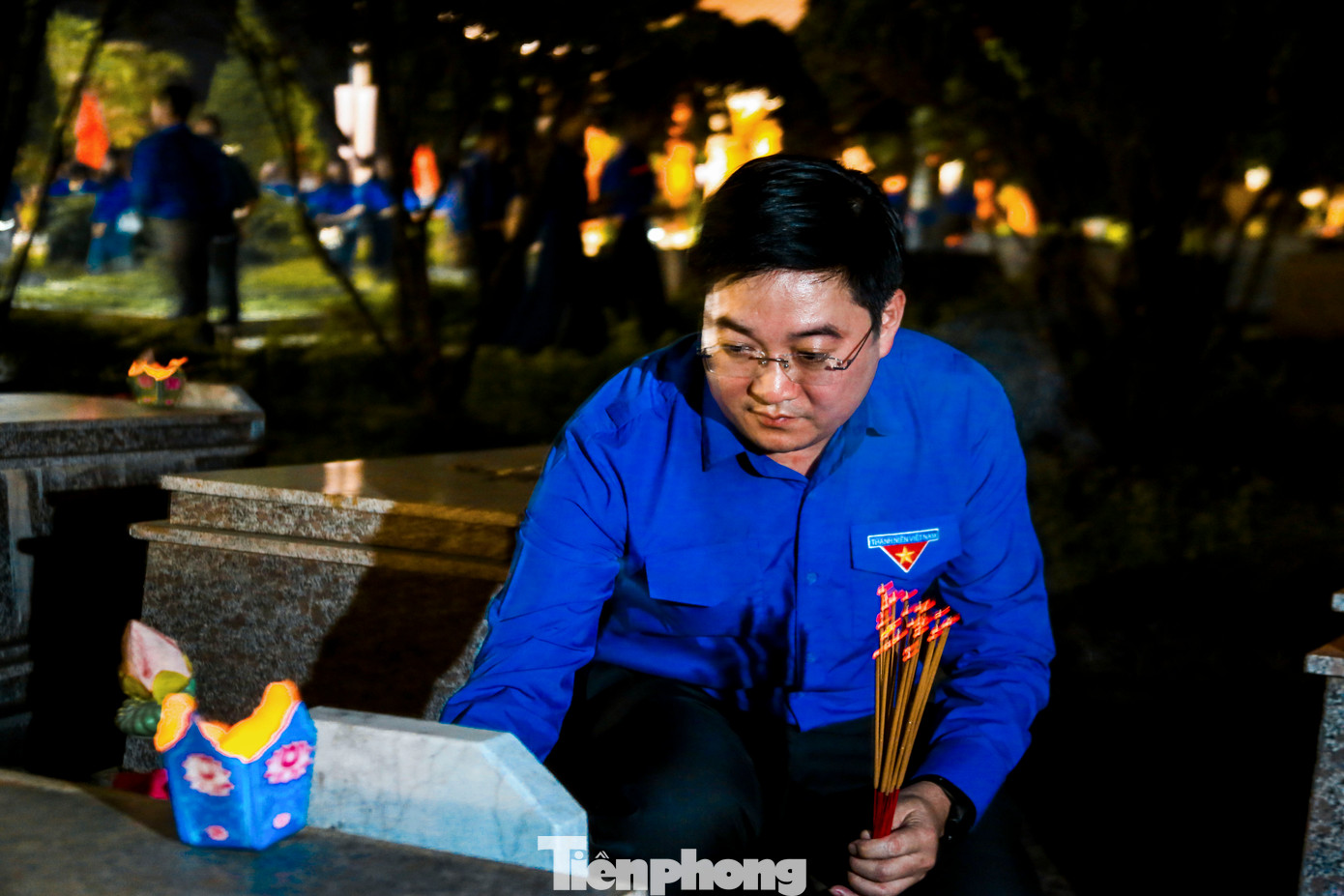 Anh Bùi Minh Tuấn - Ủy viên Ban Thường vụ, Trưởng Ban Tổ chức - Kiểm tra Trung ương Đoàn cùng các đại biểu, tình nguyện viên thắp hương các phần mộ liệt sĩ.