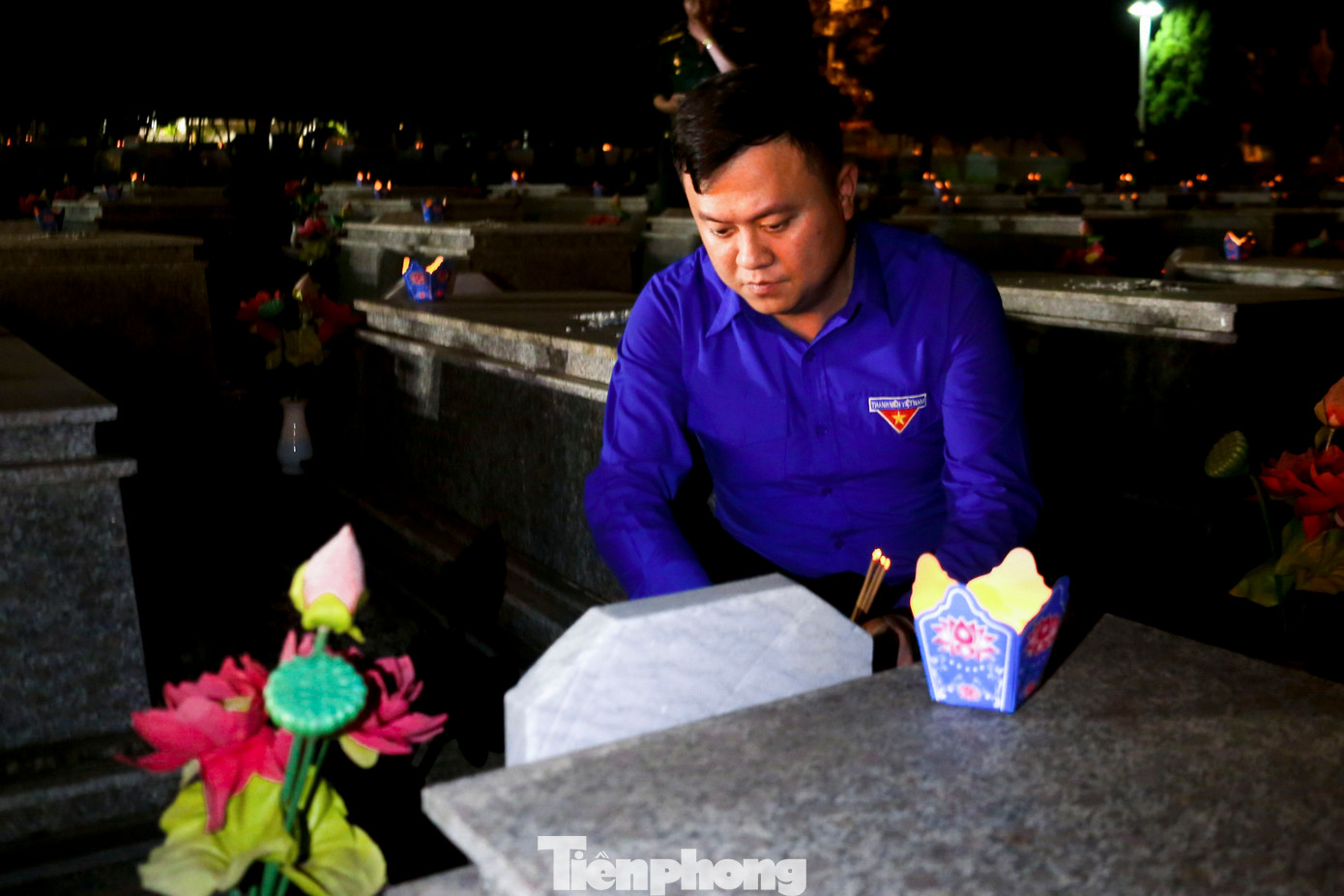 Anh Bùi Minh Tuấn - Ủy viên Ban Thường vụ, Trưởng Ban Tổ chức - Kiểm tra Trung ương Đoàn cùng các đại biểu, tình nguyện viên thắp hương các phần mộ liệt sĩ.