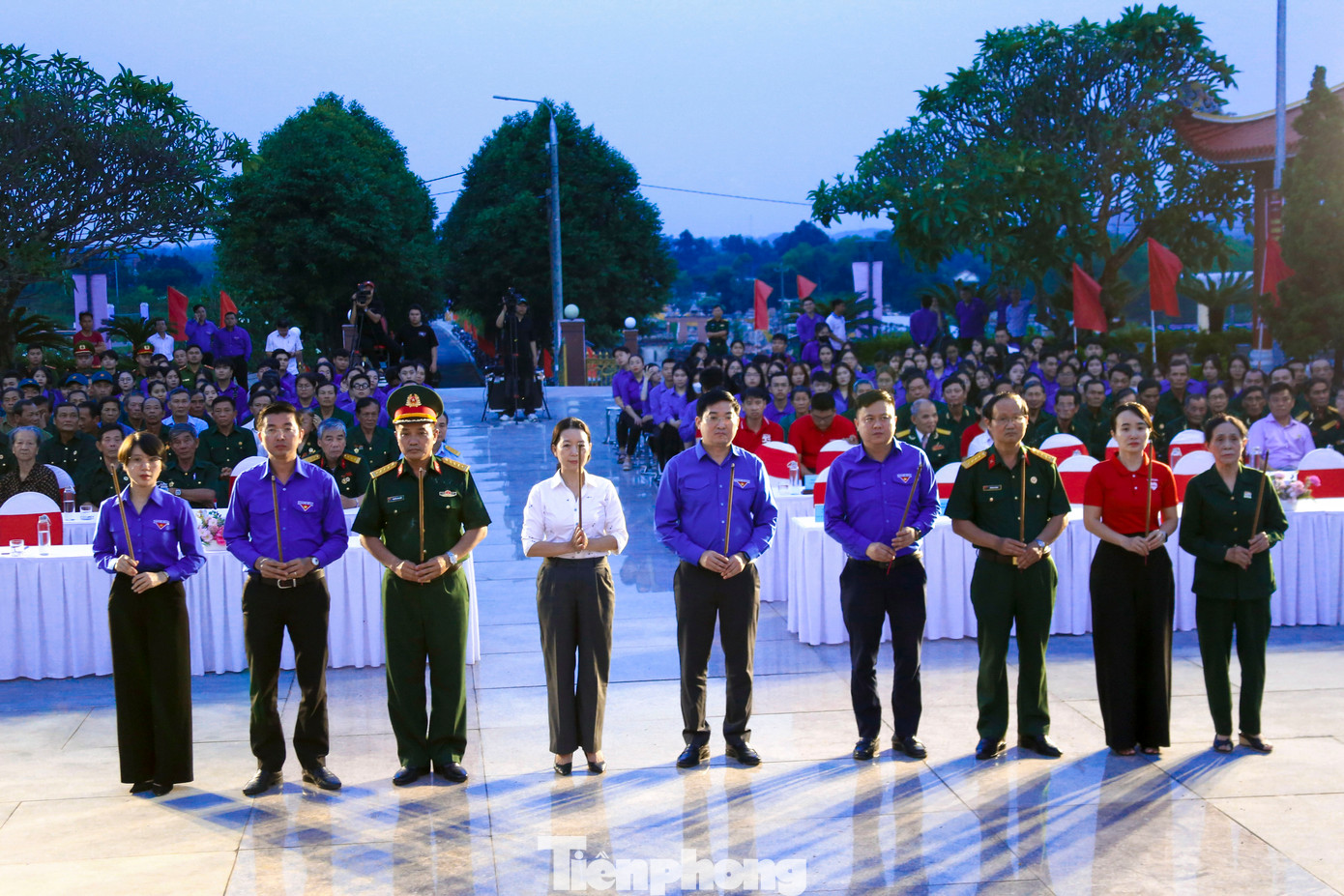 Trong khuôn khổ chương trình, các đồng chí lãnh đạo cùng các bạn đoàn viên, thanh niên đã tiến hành dâng hương, dâng hoa tại Đài tưởng niệm và các phần mộ liệt sĩ.
