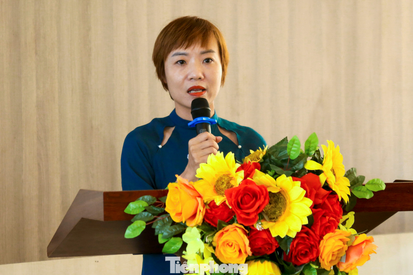 TS Vương Phương Hoa - Trưởng Bộ môn Kinh tế Chính trị và Chủ nghĩa XH khoa học trường Đại học Kinh tế Đà Nẵng phát biểu tại tọa đàm. TS Vương Phương Hoa - Trưởng Bộ môn Kinh tế Chính trị và Chủ nghĩa XH khoa học trường Đại học Kinh tế Đà Nẵng phát biểu tại tọa đàm.