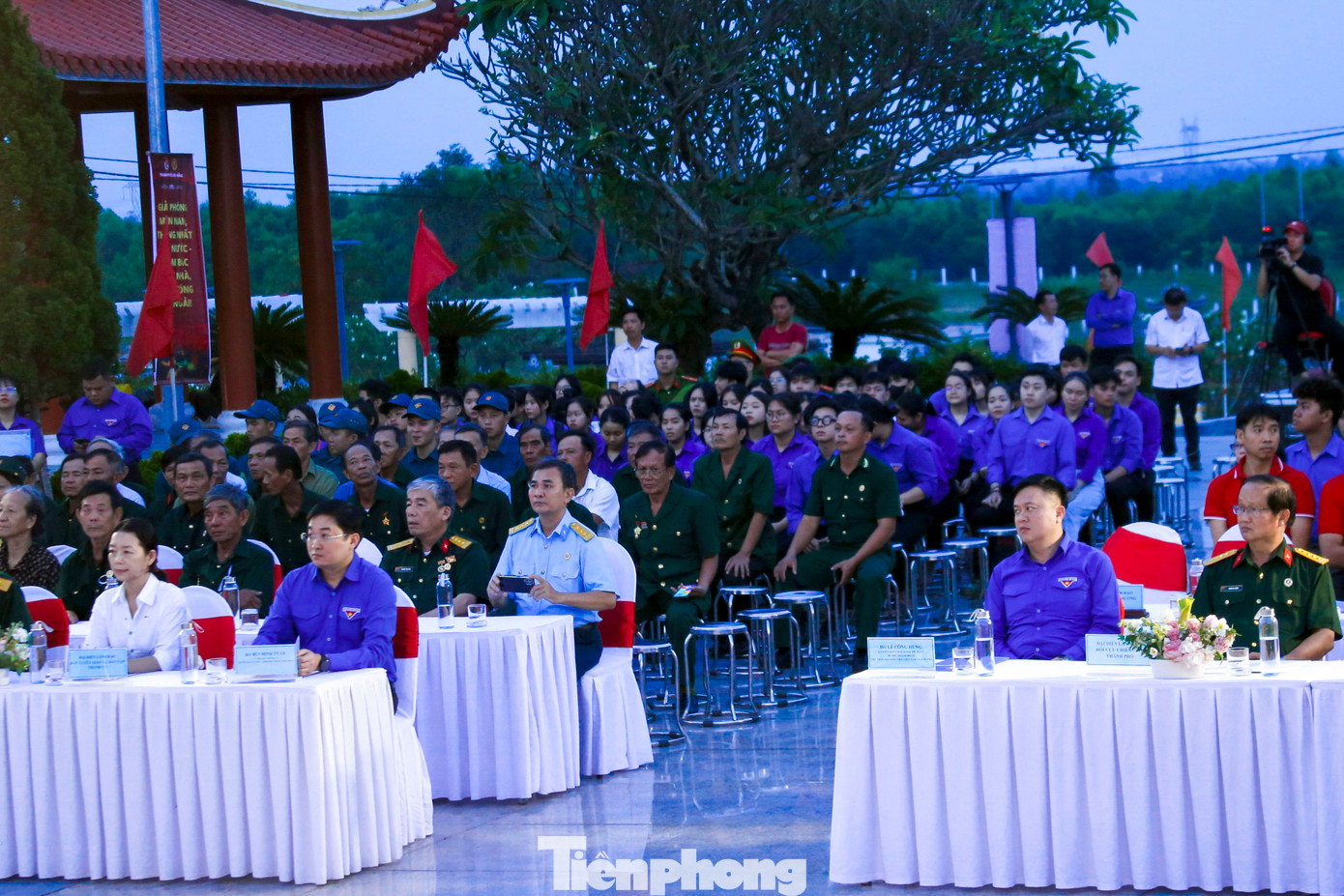 Chương trình được tổ chức đồng thời với lễ thắp nến tri ân do Trung ương Đoàn phát động, trong đó Đà Nẵng là một trong những điểm cầu cấp Trung ương. Tham dự buổi lễ có anh Bùi Minh Tuấn – Ủy viên Ban Thường vụ, Trưởng Ban Tổ chức - Kiểm tra Trung ương Đoàn; các đồng chí lãnh đạo thành phố; đại diện các sở, ban, ngành, đoàn thể; các cô chú cựu chiến binh, cựu thanh niên xung phong; thân nhân các liệt sĩ cùng gần 300 đoàn viên, thanh niên trên địa bàn thành phố.