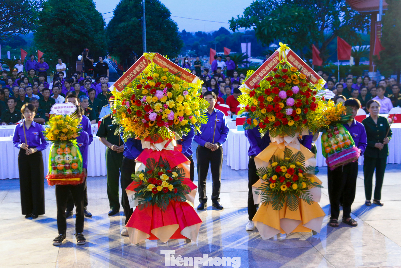 Trong khuôn khổ chương trình, các đồng chí lãnh đạo cùng các bạn đoàn viên, thanh niên đã tiến hành dâng hương, dâng hoa tại Đài tưởng niệm và các phần mộ liệt sĩ.