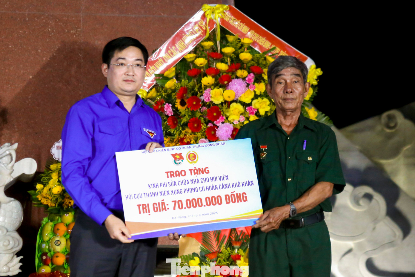 Tại buổi lễ, Hội Cựu chiến binh Cơ quan Trung ương Đoàn đã trao tặng kinh phí sửa chữa nhà cho hội viên hội cựu thanh niên xung phong có hoàn cảnh khó khăn. Ban Thường vụ Thành Đoàn cũng đã trao tặng 15 phần quà tri ân cho các cô chú cựu thanh niên xung phong và các cựu chiến binh nhằm thể hiện tấm lòng biết ơn, trân trọng và sự quan tâm sâu sắc của thế hệ hôm nay với những người đã cống hiến, hy sinh vì Tổ quốc.