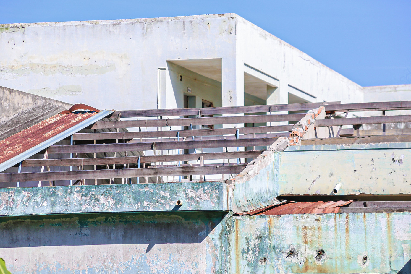 Nhiều nhà đã bị tốc mái, hư hỏng hoàn toàn. Nhiều nhà đã bị tốc mái, hư hỏng hoàn toàn.