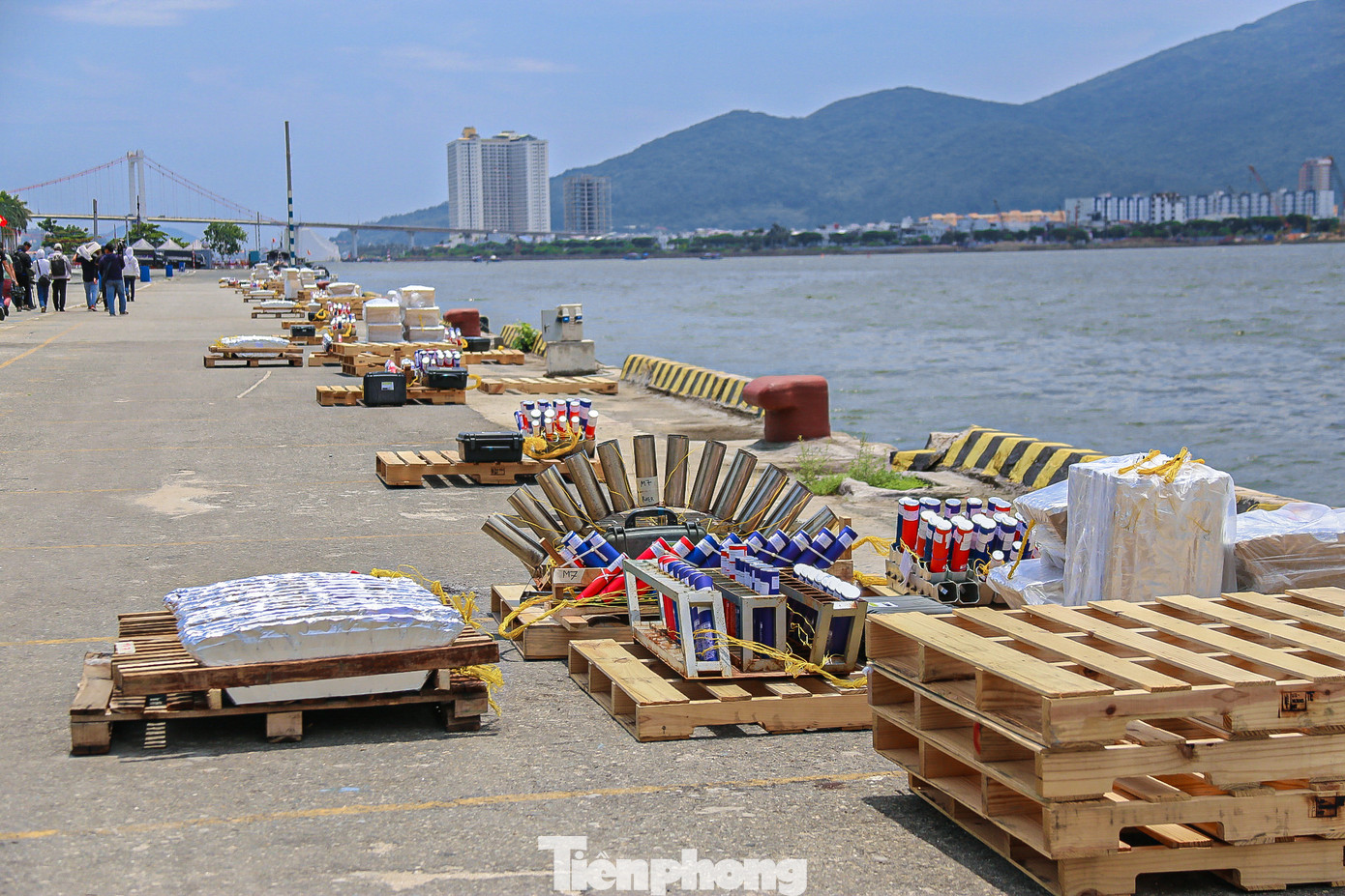 Theo thông tin từ ban tổ chức DIFFF, vé đêm khai mạc bán được hơn 70%, đêm chung kết đã bán hết, các đêm còn lại khoảng 40%. Trong ảnh là trận địa pháo bên sông Hàn. Theo thông tin từ ban tổ chức DIFFF, vé đêm khai mạc bán được hơn 70%, đêm chung kết đã bán hết, các đêm còn lại khoảng 40%. Trong ảnh là trận địa pháo bên sông Hàn.