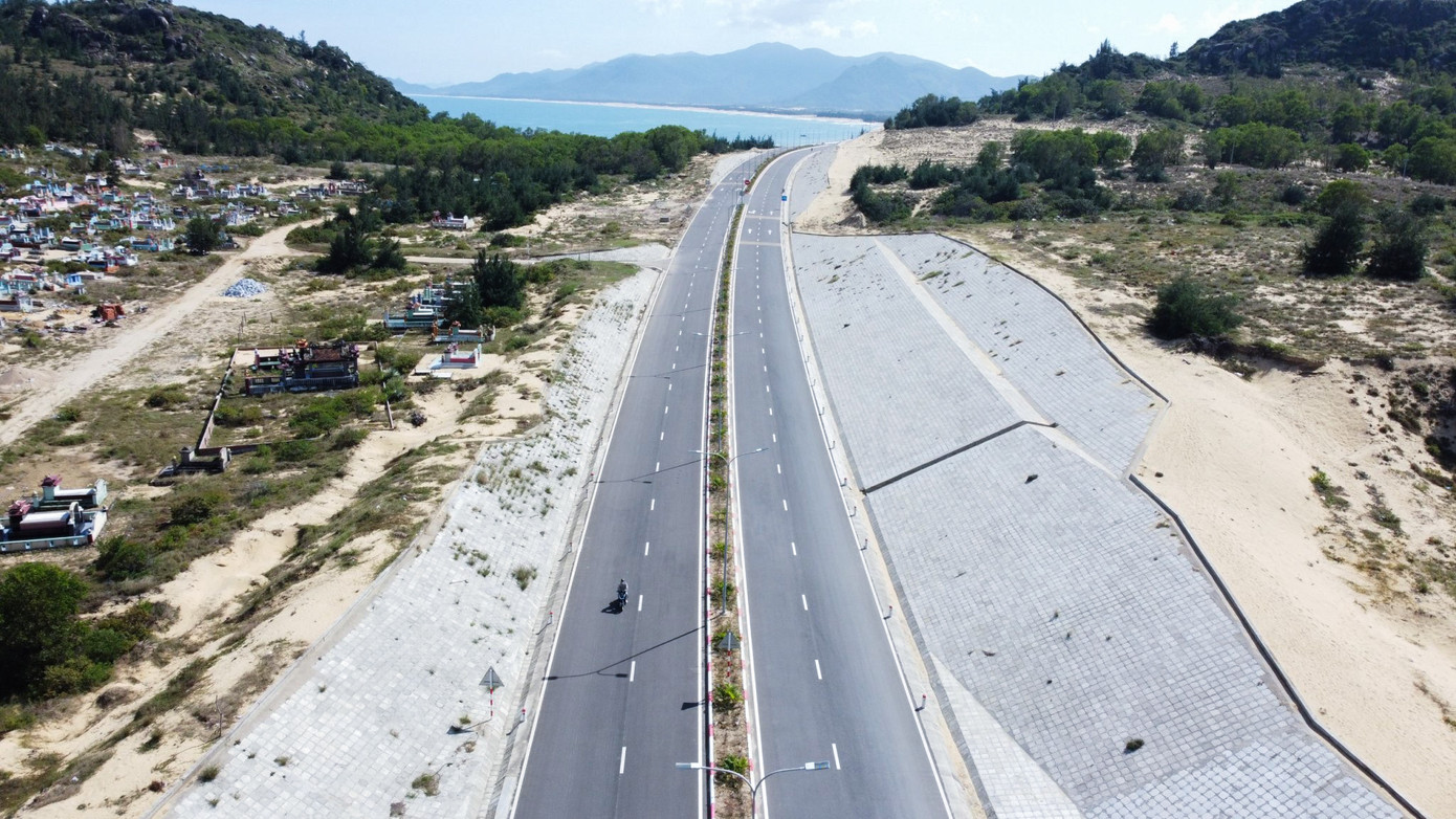 Theo ghi nhận, dự án đường ĐT.639 sau khi đưa vào sử dụng đã tạo ra nhiều cơ hội làm ăn cho người dân địa phương sống ven biển.