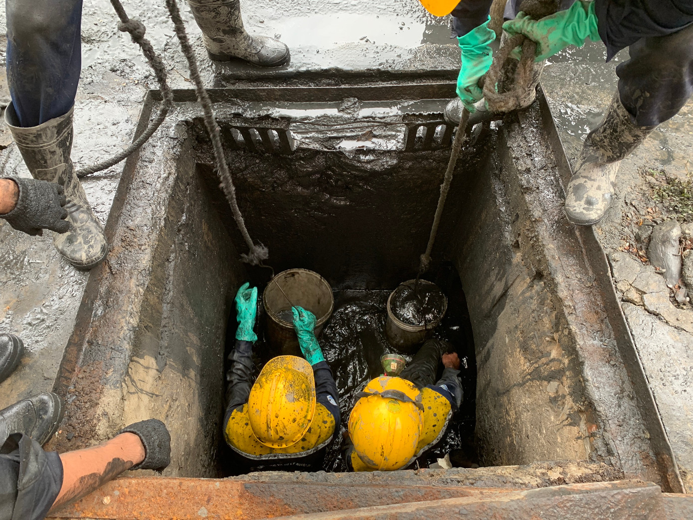 Các đơn vị đang khẩn trương khơi thông cửa thu, mương thoát nước, chủ động ứng phó ngập úng. Ảnh: Duy Quốc. Các đơn vị đang khẩn trương khơi thông cửa thu, mương thoát nước, chủ động ứng phó ngập úng. Ảnh: Duy Quốc.