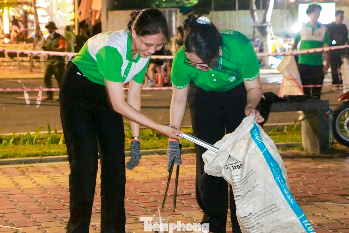 Với tinh thần nhiệt huyết, các bạn trẻ đã chia thành từng nhóm nhỏ, trang bị găng tay, túi rác và tỏa đi nhiều khu vực để thu gom rác thải. Không chỉ làm sạch môi trường, họ còn trò chuyện, vận động người dân nâng cao ý thức giữ gìn vệ sinh nơi công cộng.