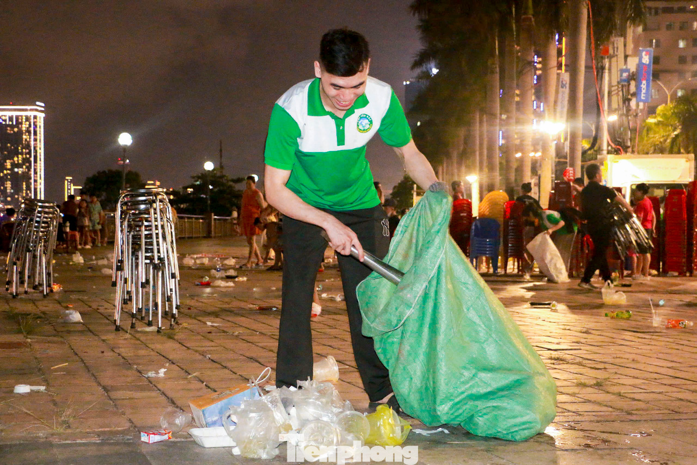 Với tinh thần nhiệt huyết, các bạn trẻ đã chia thành từng nhóm nhỏ, trang bị găng tay, túi rác và tỏa đi nhiều khu vực để thu gom rác thải. Không chỉ làm sạch môi trường, họ còn trò chuyện, vận động người dân nâng cao ý thức giữ gìn vệ sinh nơi công cộng.