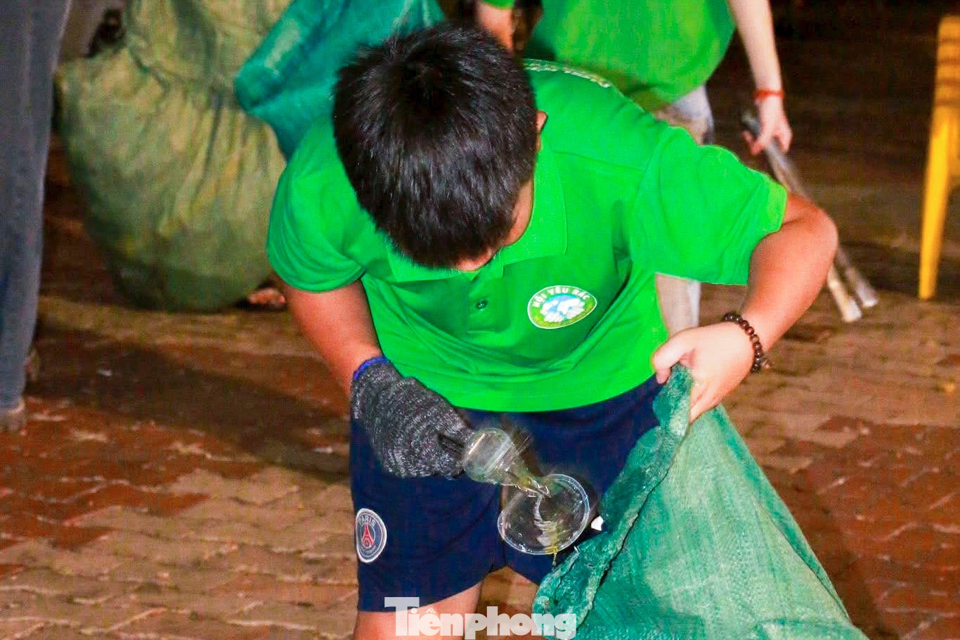 Nhiều bạn nhỏ hăng hái tham gia nhặt rác cùng các anh chị để làm sạch môi trường.