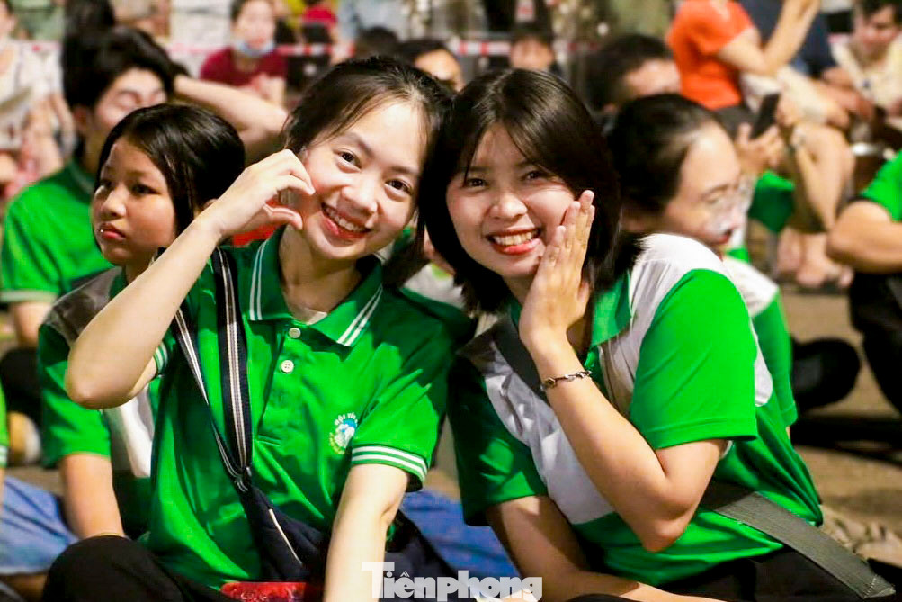 Bạn Phạm Hữu Khánh Linh, hội viên Hội Yêu Rác chia sẻ: "Sau màn pháo hoa, rác thải như chai nhựa, hộp thức ăn, áo mưa… xuất hiện rất nhiều, khiến công việc của các cô chú vệ sinh môi trường thêm phần vất vả. Vì vậy, chúng em rất vui khi góp một phần nhỏ công sức để giúp thành phố sớm sạch đẹp trở lại, đồng thời lan tỏa thông điệp 'Người Việt Nam không xả rác' đến với cộng đồng."