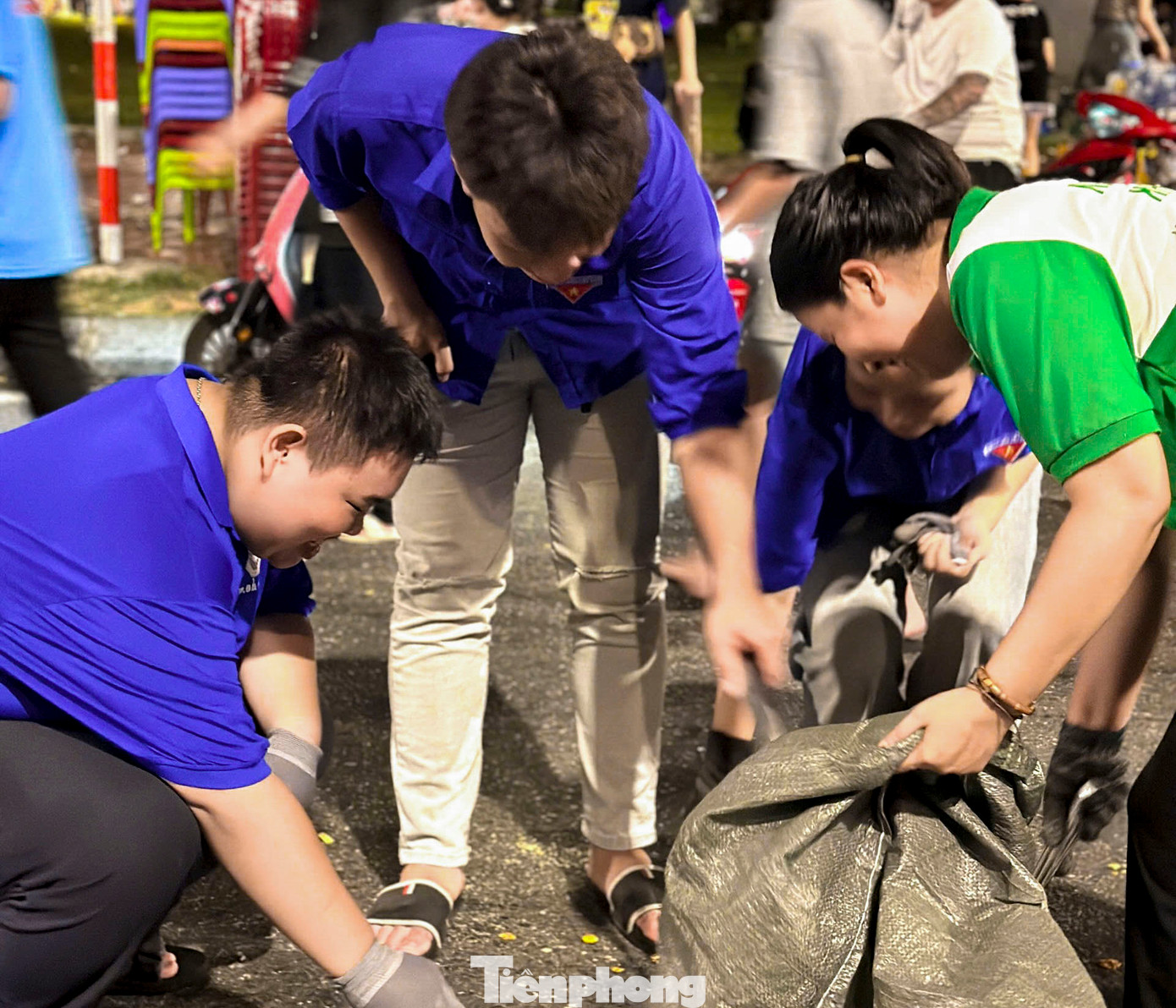 Với tinh thần nhiệt huyết, các bạn trẻ đã chia thành từng nhóm nhỏ, trang bị găng tay, túi rác và tỏa đi nhiều khu vực để thu gom rác thải. Không chỉ làm sạch môi trường, họ còn trò chuyện, vận động người dân nâng cao ý thức giữ gìn vệ sinh nơi công cộng.