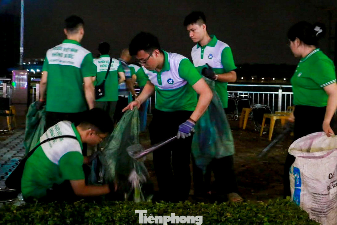 Theo ghi nhận của PV, trên các tuyến đường ven sông Hàn, khu vực khán đài, vỉa hè và công viên trung tâm thành phố, những túi nylon, chai nhựa, hộp xốp, giấy ăn… bị vứt bừa bãi. Nhiều bạn trẻ thuộc các câu lạc bộ tình nguyện, đoàn thanh niên và người dân địa phương đã chủ động mang theo bao tay, túi rác và dụng cụ vệ sinh để thu gom rác thải. Ảnh: Duy Quốc.