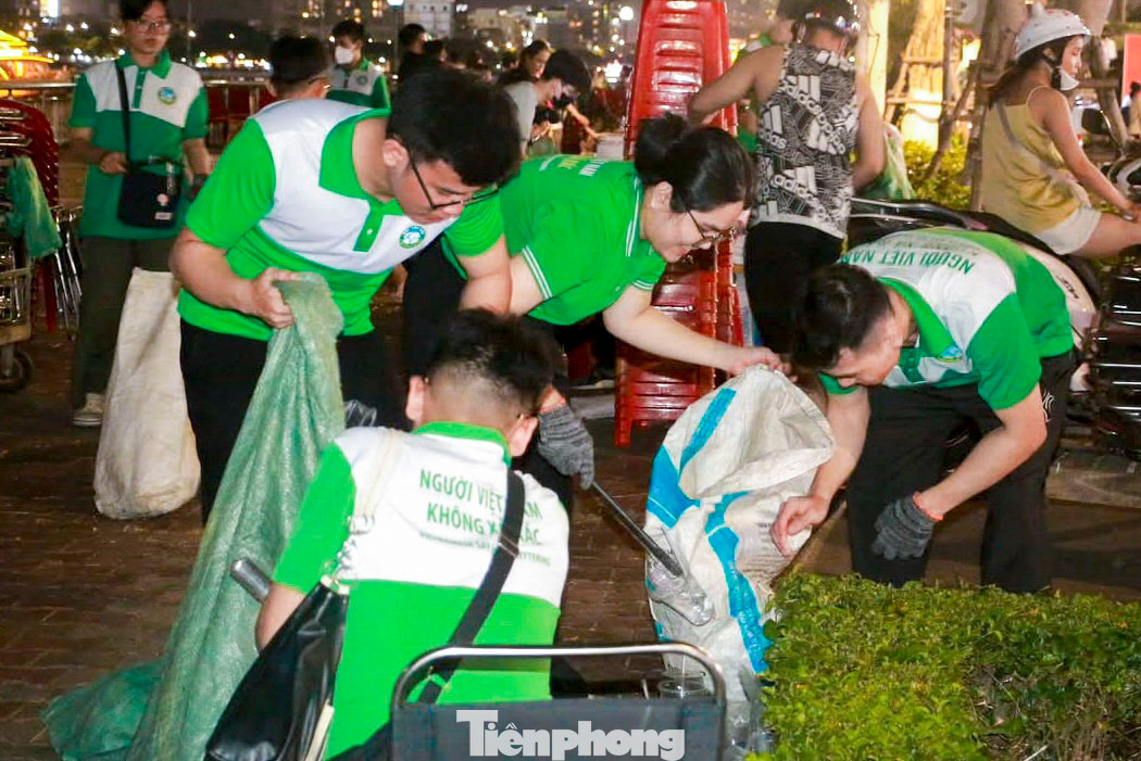 Theo ghi nhận của PV, trên các tuyến đường ven sông Hàn, khu vực khán đài, vỉa hè và công viên trung tâm thành phố, những túi nylon, chai nhựa, hộp xốp, giấy ăn… bị vứt bừa bãi. Nhiều bạn trẻ thuộc các câu lạc bộ tình nguyện, đoàn thanh niên và người dân địa phương đã chủ động mang theo bao tay, túi rác và dụng cụ vệ sinh để thu gom rác thải. Ảnh: Duy Quốc.