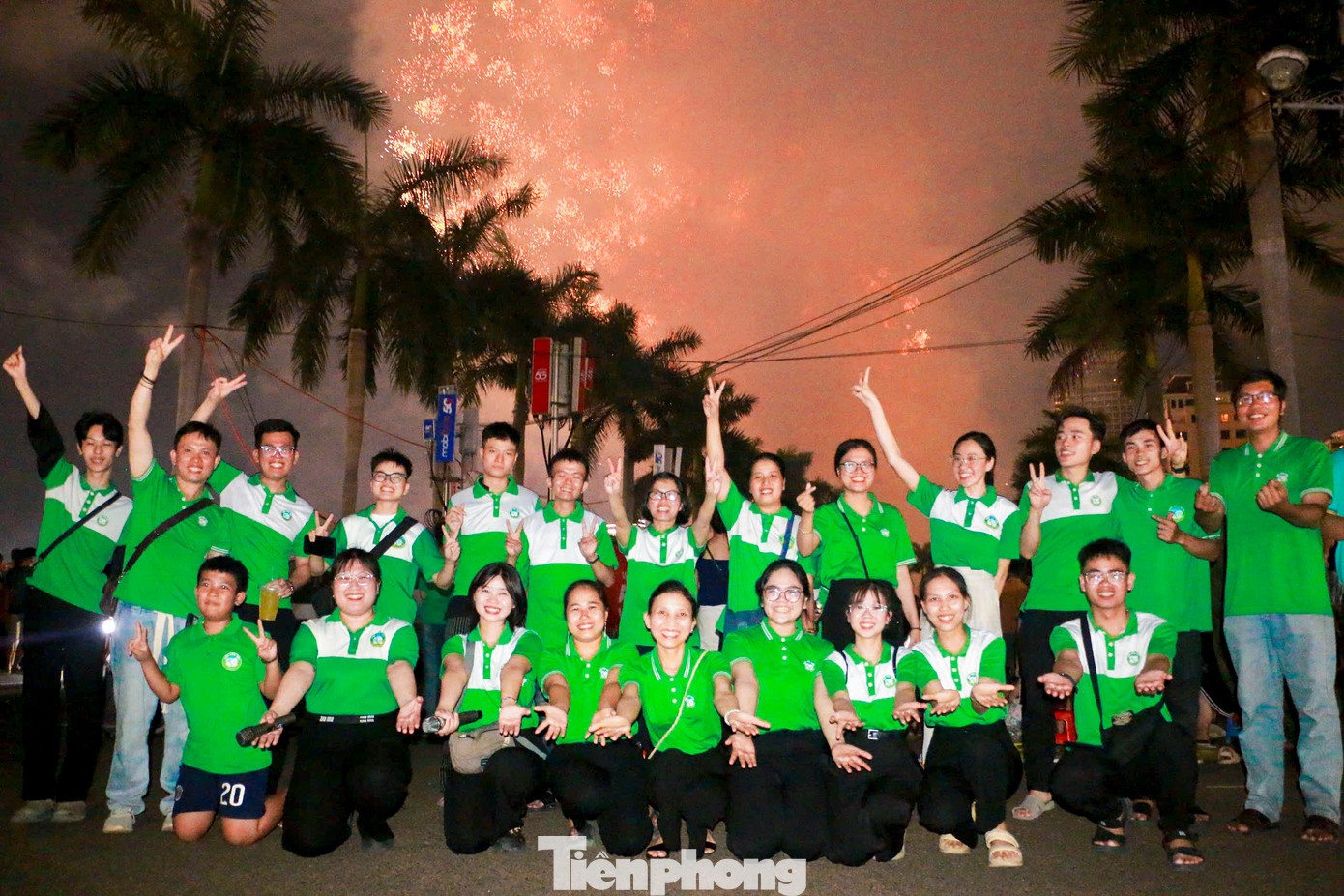 Anh Võ Đình Trọng, phụ trách Hội yêu rác cho biết, cứ đến dịp lễ hội pháo hoa, nhóm lại cùng nhau tập hợp để ra quân nhặt rác, làm sạch môi trường. Đây là hoạt động được duy trì thường xuyên nhằm lan tỏa tinh thần sống xanh, sống có trách nhiệm với cộng đồng, đồng thời mong muốn góp một phần sức trẻ vào việc giữ gìn nét đẹp văn minh đô thị.