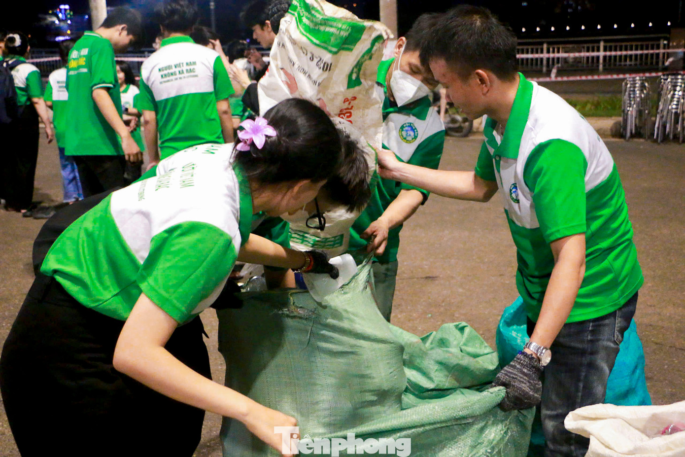 Chỉ trong vài giờ đồng hồ sau lễ hội, các tuyến đường đã được dọn sạch rác. Giao thông nhanh chóng được thông suốt trở lại, các khu vực từng ngập rác thải giờ đã sạch sẽ, trả lại mỹ quan đô thị cho thành phố.