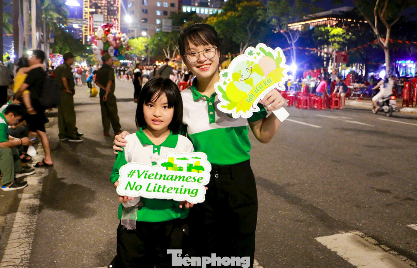 Nhiều bạn nhỏ hăng hái tham gia nhặt rác cùng các anh chị để làm sạch môi trường.