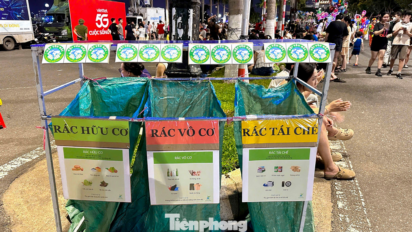 Nhiều xe rác tự chế được bạn trẻ thiết kế với bảng phân loại rõ ràng, giúp người dân và du khách dễ dàng nhận biết và bỏ rác đúng chỗ, giúp công tác thu gom trở nên nhanh chóng, hiệu quả hơn.