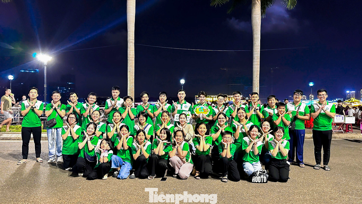 Ngay sau khi màn trình diễn rực rỡ giữa đội Canada và Trung Quốc tại Lễ hội pháo hoa quốc tế Đà Nẵng khép lại vào tối 14/6, đông đảo bạn trẻ đã cùng nhau ra quân nhặt rác, làm sạch môi trường. Ảnh: Duy Quốc.