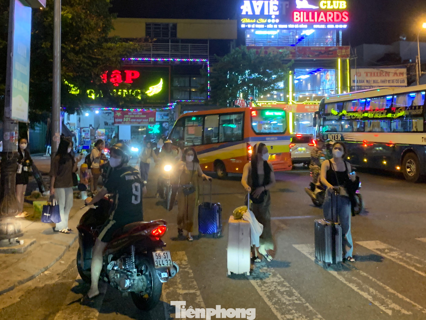 Ghi nhận của phóng viên vào lúc 20h ngày 3/9, lượng người dân, sinh viên quay trở lại Đà Nẵng tiếp tục gia tăng.