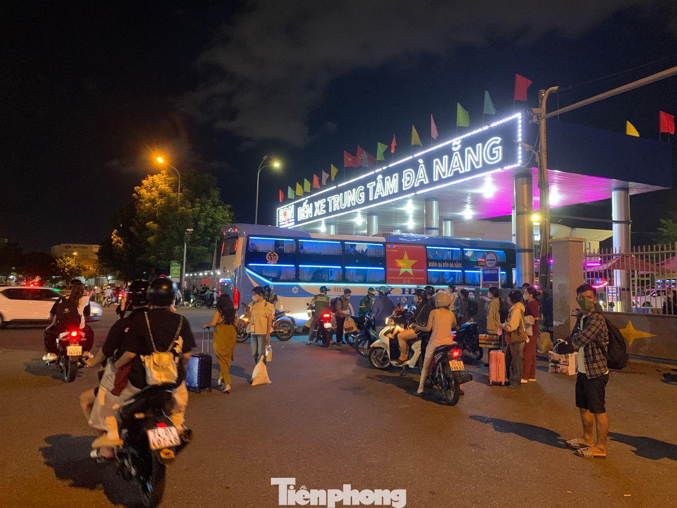 Ghi nhận của phóng viên vào lúc 20h ngày 3/9, lượng người dân, sinh viên quay trở lại Đà Nẵng tiếp tục gia tăng.