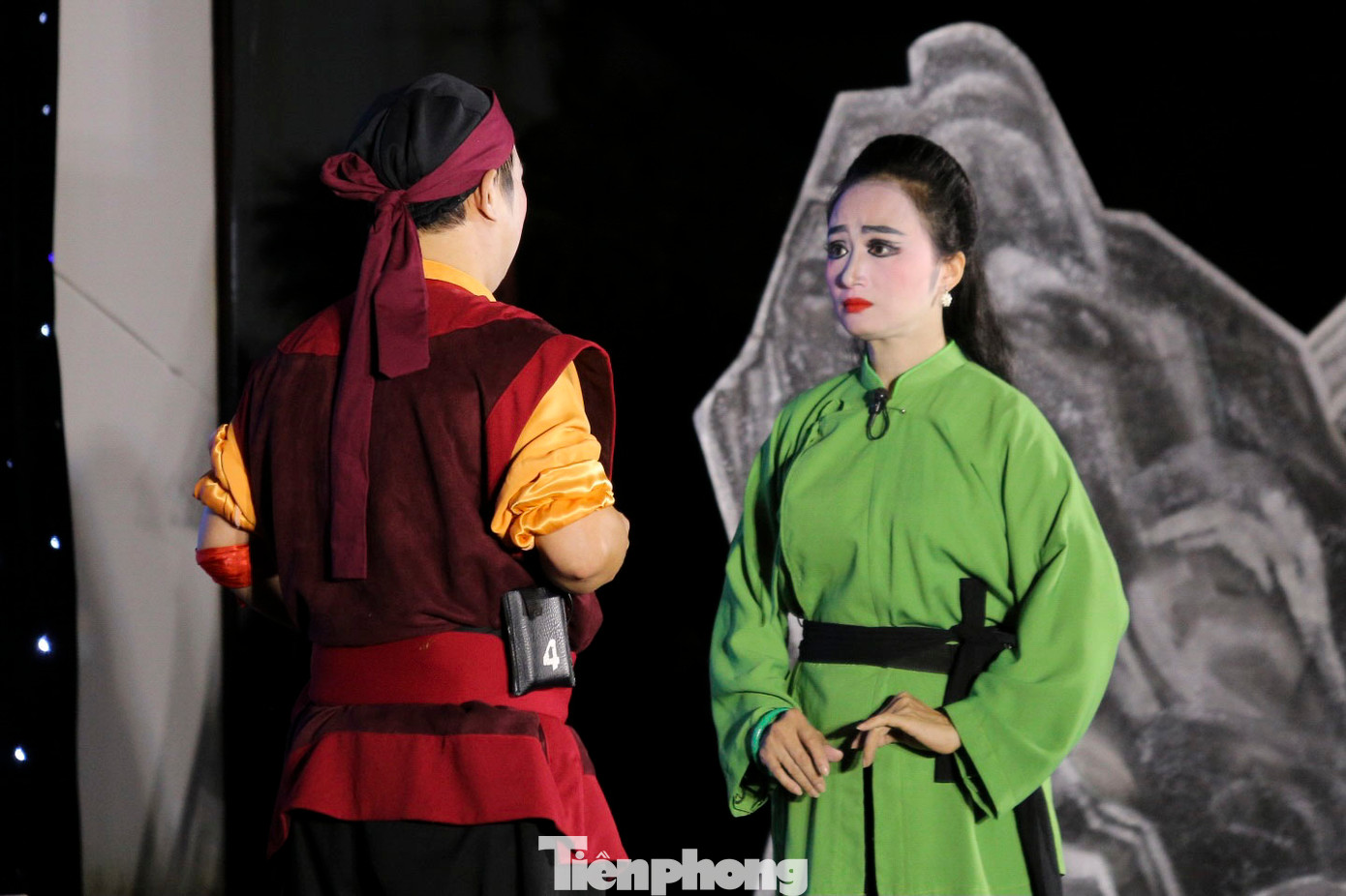 Buổi biểu diễn có sự góp mặt của các nghệ sĩ với kinh nghiệm lâu năm trong nghề của Nhà hát Tuồng Nguyễn Hiển Dĩnh Đà Nẵng.