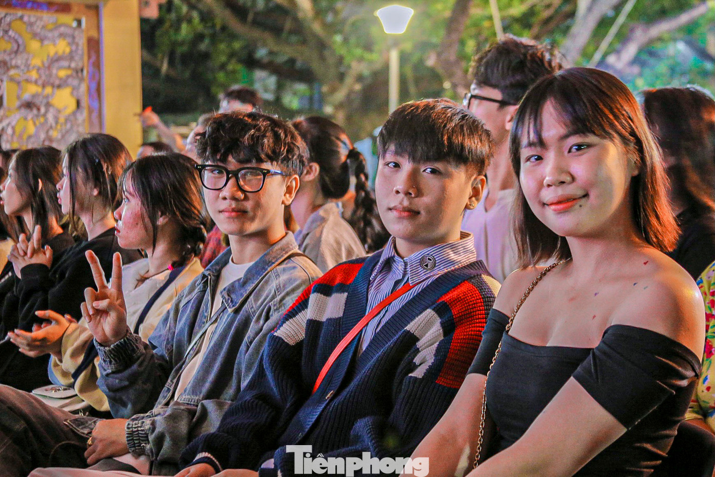 Rất đông bạn trẻ đến xem, tìm hiểu và thưởng thức nghệ thuật tuồng.