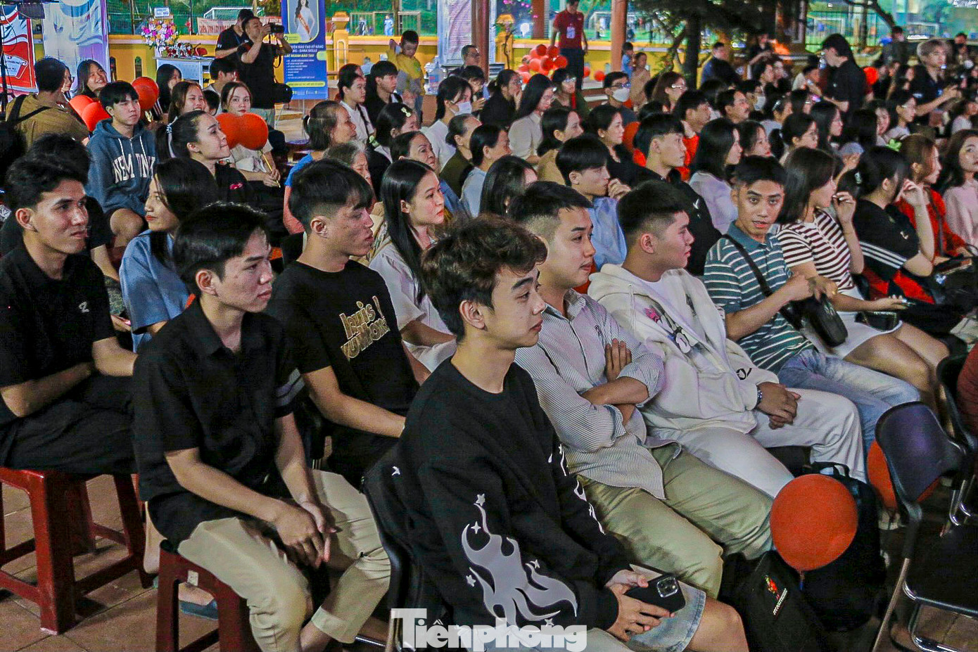 Đông đảo các bạn trẻ và người lớn tuổi chăm chú xem biểu diễn tuồng.