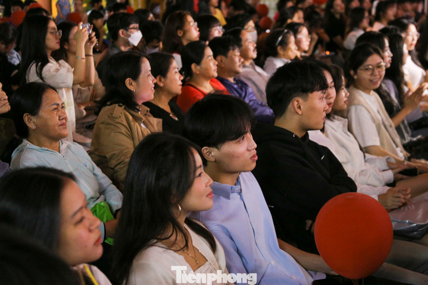 Rất đông bạn trẻ đến xem, tìm hiểu và thưởng thức nghệ thuật tuồng.