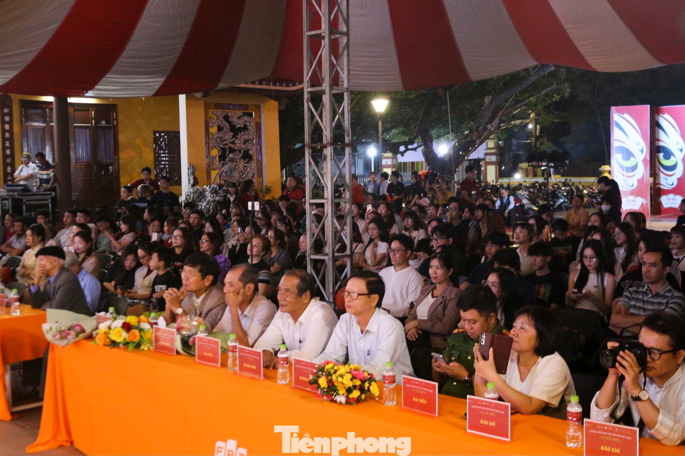 Ông Nguyễn Thanh Phương – Phó Giám đốc phụ trách Nhà hát Tuồng Nguyễn Hiển Dĩnh cho biết: “Tôi rất vui mừng khi các bạn trẻ đã có lòng yêu mến nghệ thuật Tuồng như vậy. Hàng trăm bạn trẻ và cô chú lớn tuổi có mặt để cổ vũ cho đêm diễn hôm nay, giúp cho chúng tôi có niềm tin mãnh liệt về sự phát triển của tuồng nói chung và tuồng xứ Quảng nói riêng trong thời gian tới.”