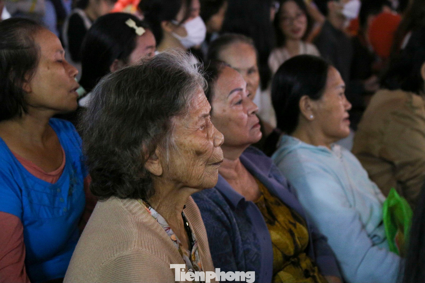 Đông đảo các bạn trẻ và người lớn tuổi chăm chú xem biểu diễn tuồng.