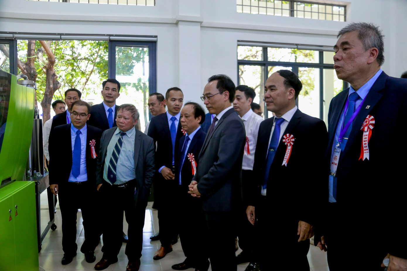 Thứ Trưởng Bộ Giáo dục và Đào tạo Hoàng Minh Sơn cùng các đại biểu tham quan phòng thí nghiệm.