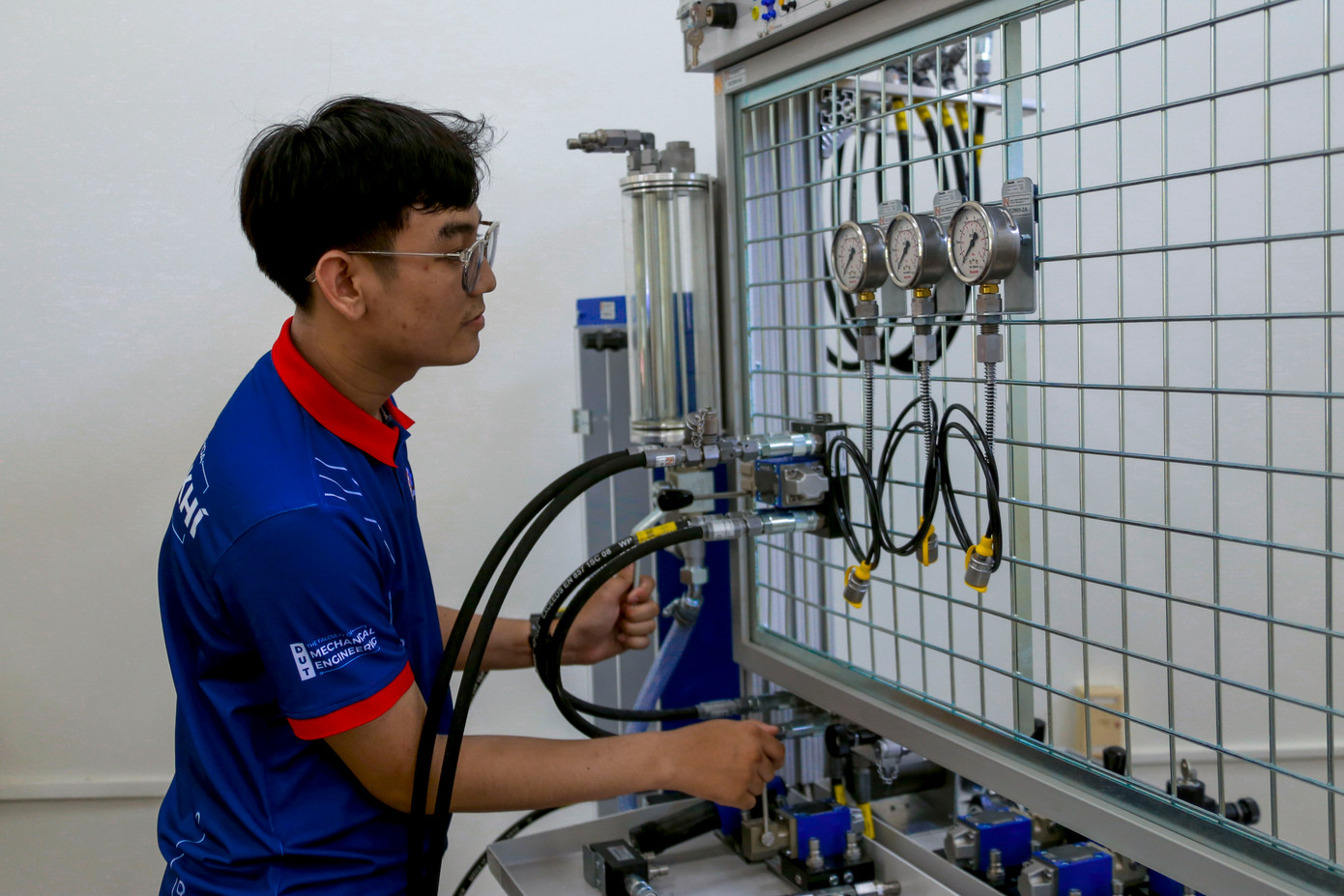 Mục tiêu của dự án là nâng cao năng lực đào tạo nguồn nhân lực, nghiên cứu khoa học trong lĩnh vực Cơ điện tử phục vụ cho nền sản xuất công nghiệp của đất nước, đồng thời thúc đẩy chính sách sử dụng chung trang thiết bị thí nghiệm, thực hành để thu hút, thúc đẩy liên kết giữa các doanh nghiệp, viện nghiên cứu, trường đại học, tổ chức hỗ trợ trong hoạt động nghiên cứu ứng dụng và đổi mới sáng tạo.