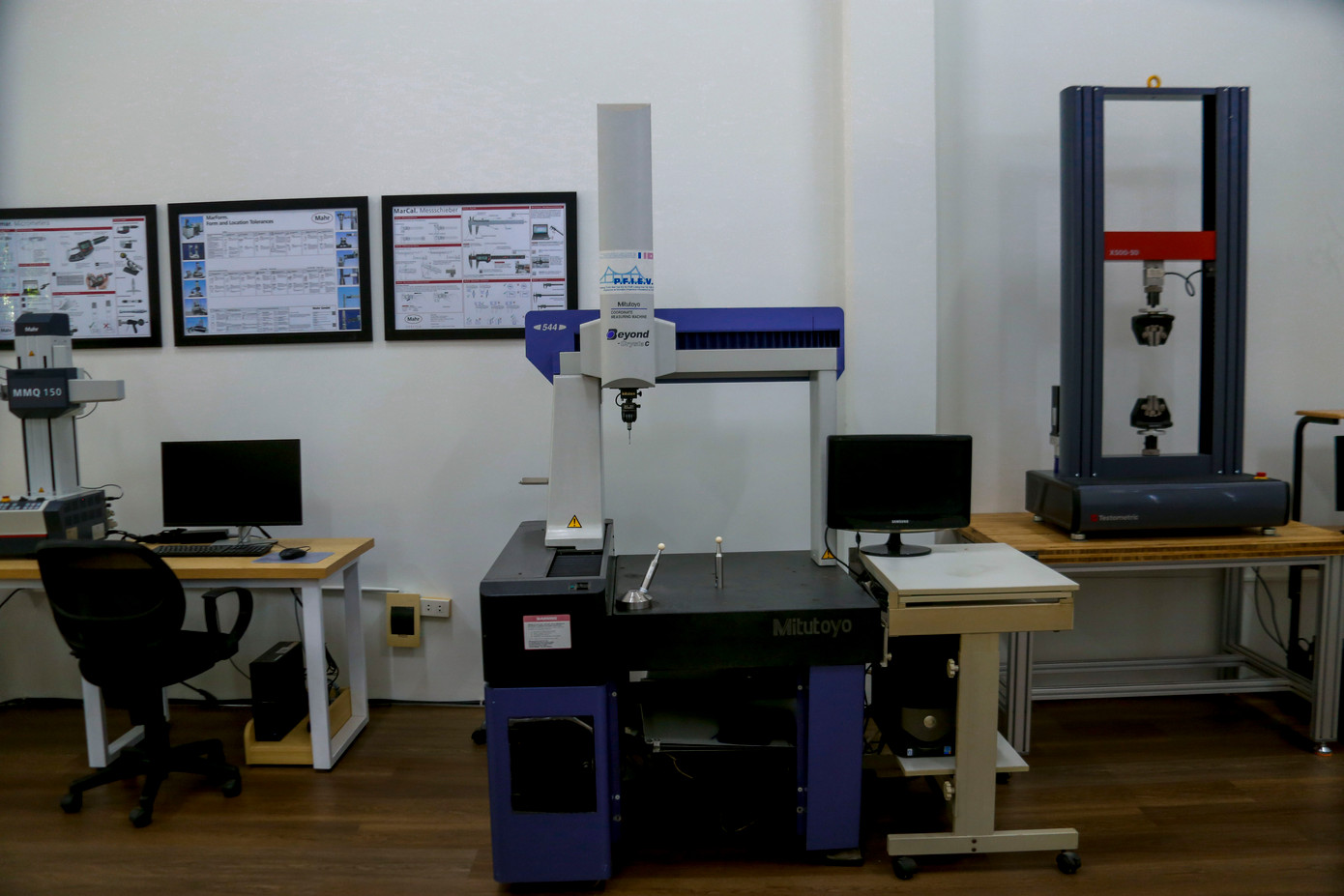 Không gian được thiết kế hiện đại, gồm nhiều phân khu chuyên biệt gồm các PTN thuộc nhiều lĩnh vực khác nhau như PTN Robots, PTN IoTs, PTN Khoa học vật liệu, khuôn mẫu, thiết kế mô phòng. Hệ thống thiết bị đồng bộ, chuẩn công nghiệp, cho phép sinh viên và giảng viên tiếp cận công nghệ tiên tiến, thực hành trên các mô hình thực tế sát với nhu cầu sản xuất.