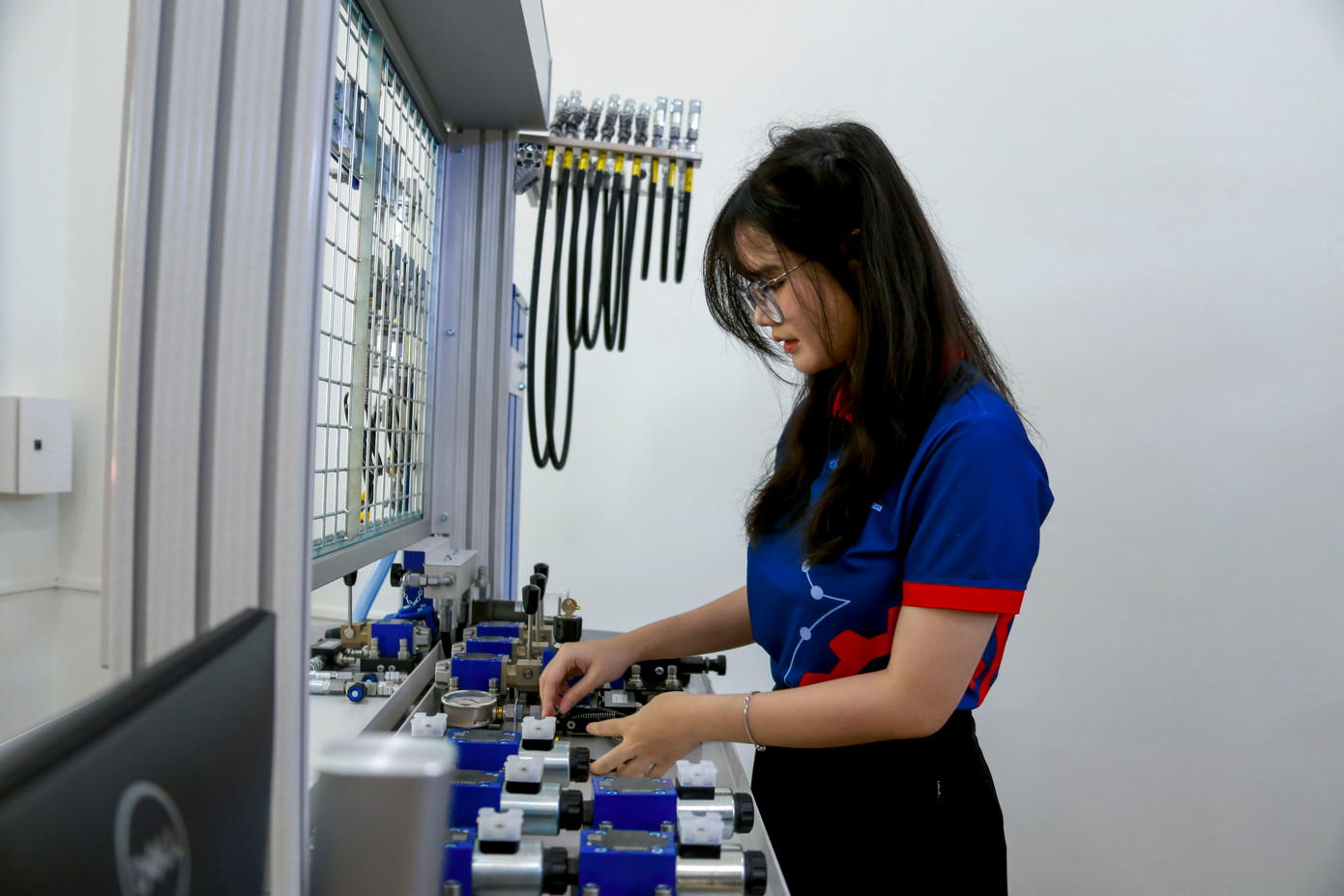 Không gian được thiết kế hiện đại, gồm nhiều phân khu chuyên biệt gồm các PTN thuộc nhiều lĩnh vực khác nhau như PTN Robots, PTN IoTs, PTN Khoa học vật liệu, khuôn mẫu, thiết kế mô phòng. Hệ thống thiết bị đồng bộ, chuẩn công nghiệp, cho phép sinh viên và giảng viên tiếp cận công nghệ tiên tiến, thực hành trên các mô hình thực tế sát với nhu cầu sản xuất.