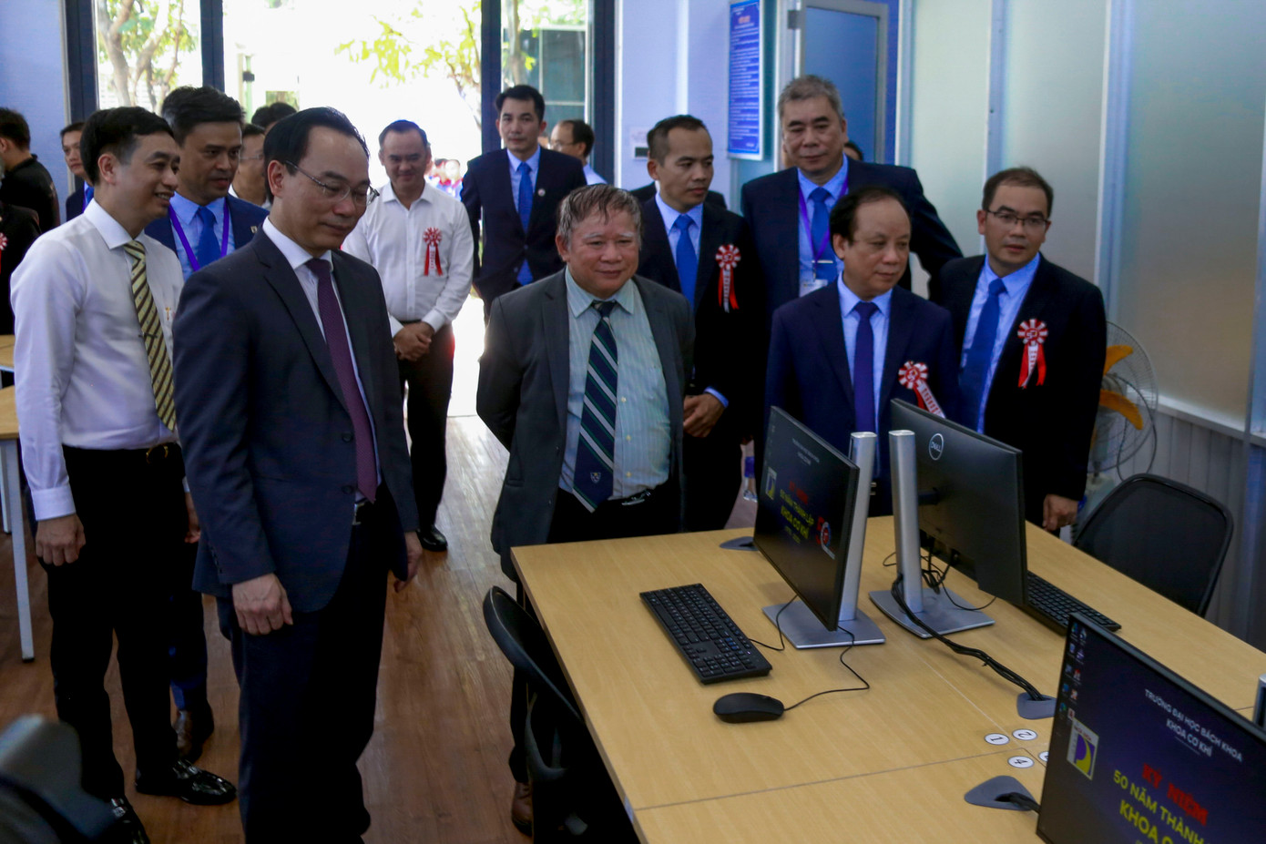 Thứ Trưởng Bộ Giáo dục và Đào tạo Hoàng Minh Sơn cùng các đại biểu tham quan phòng thí nghiệm.