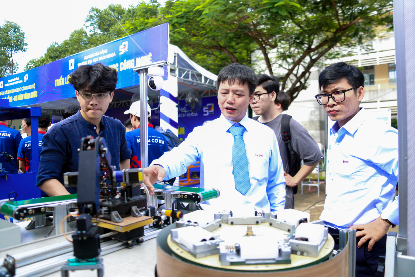 Đến nay, trường đã thiết lập quan hệ với hơn 100 đại học, viện nghiên cứu, tổ chức quốc tế; triển khai nhiều chương trình đào tạo liên kết với các đối tác đến từ Mỹ, Pháp, Nhật Bản… Đồng thời, nhà trường không ngừng đầu tư phát triển hạ tầng hiện đại như phòng thí nghiệm, xưởng thực hành đạt chuẩn quốc tế, tạo điều kiện cho sinh viên được học tập trong môi trường chất lượng cao, vững lý thuyết, giỏi thực hành, sẵn sàng hội nhập toàn cầu.