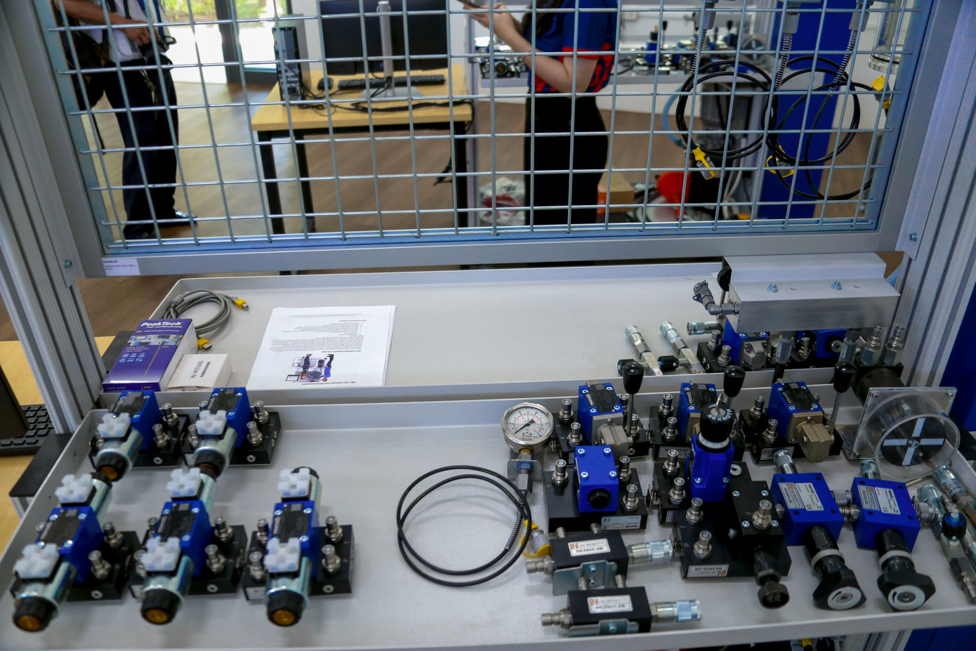 Không gian được thiết kế hiện đại, gồm nhiều phân khu chuyên biệt gồm các PTN thuộc nhiều lĩnh vực khác nhau như PTN Robots, PTN IoTs, PTN Khoa học vật liệu, khuôn mẫu, thiết kế mô phòng. Hệ thống thiết bị đồng bộ, chuẩn công nghiệp, cho phép sinh viên và giảng viên tiếp cận công nghệ tiên tiến, thực hành trên các mô hình thực tế sát với nhu cầu sản xuất.