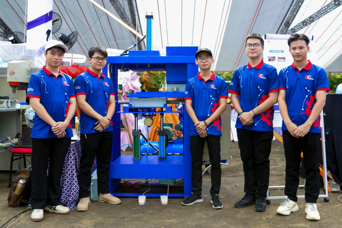 “Chúng tôi quyết tâm kiến tạo một hệ sinh thái giáo dục mở, linh hoạt và năng động, nơi tri thức gắn kết chặt chẽ với thực tiễn sản xuất, doanh nghiệp và cộng đồng xã hội. Nhà trường mong muốn đào tạo những thế hệ kỹ sư không chỉ có năng lực cạnh tranh toàn cầu mà còn giàu bản lĩnh, trách nhiệm và khát vọng cống hiến. Đó chính là lý tưởng, là động lực, là cam kết bền vững của Trường Đại học Bách khoa trên hành trình chinh phục đỉnh cao tri thức và đóng góp thiết thực cho sự phát triển của đất nước trong kỷ nguyên mới”, Phó GS.TS Nguyễn Hữu Hiếu nhấn mạnh.