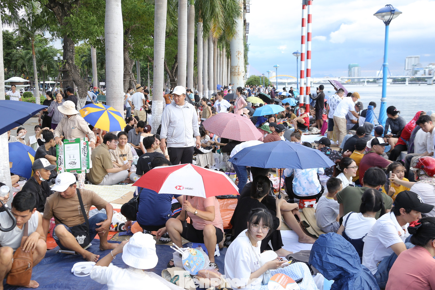 Sức “nóng” của trận chung kết pháo hoa khiến lượng người ùn ùn đổ về rất đông.