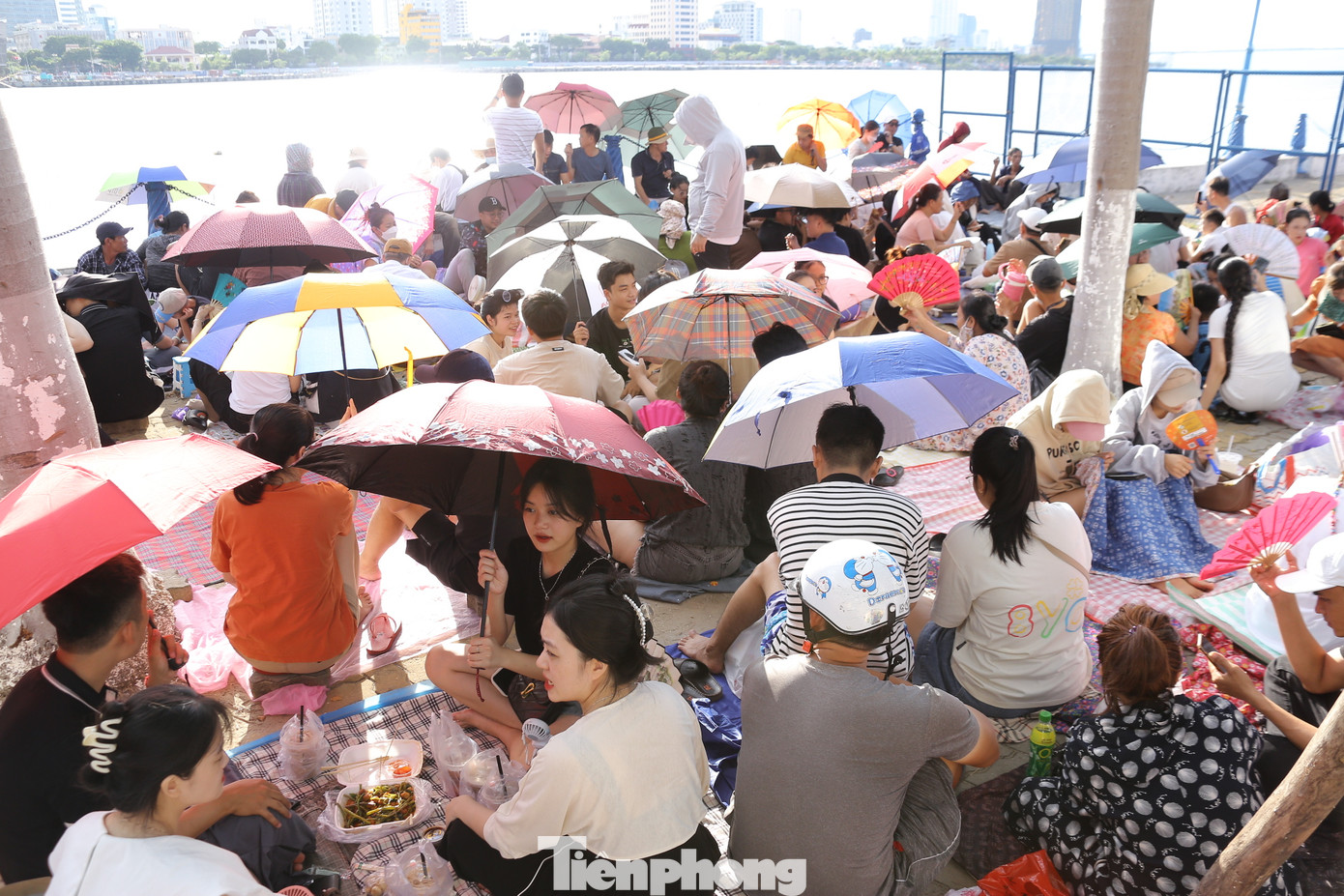 Dù trời nắng nhưng nhiều người vẫn trải bạt, vui vẻ ngồi chờ đến giờ bắn pháo hoa.