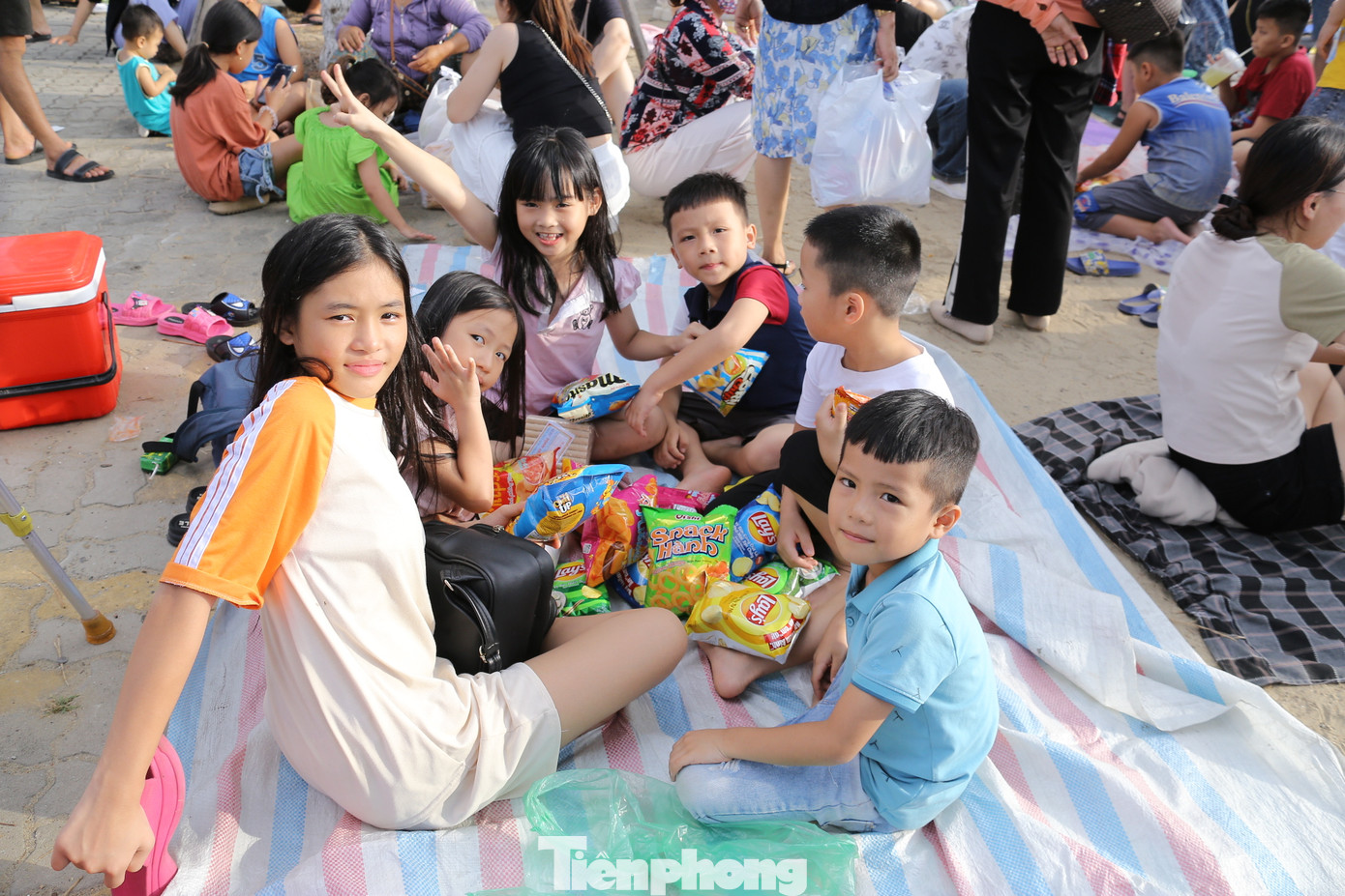 Dù trời nắng nhưng nhiều người vẫn trải bạt, vui vẻ ngồi chờ đến giờ bắn pháo hoa.